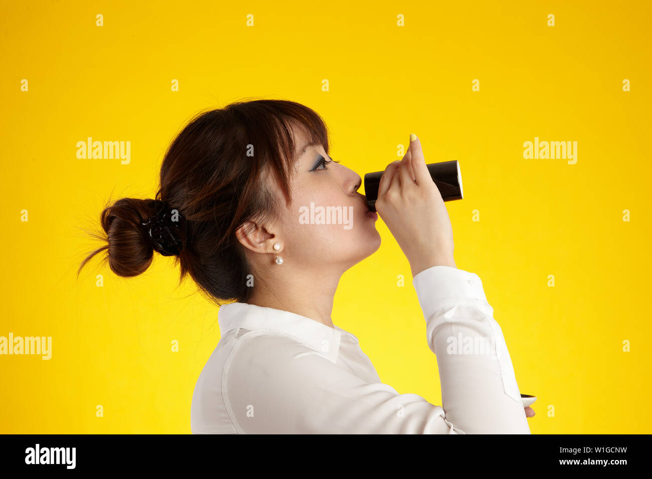 Asiatische Frau Trinken aus der Tasse Espresso Stockfoto