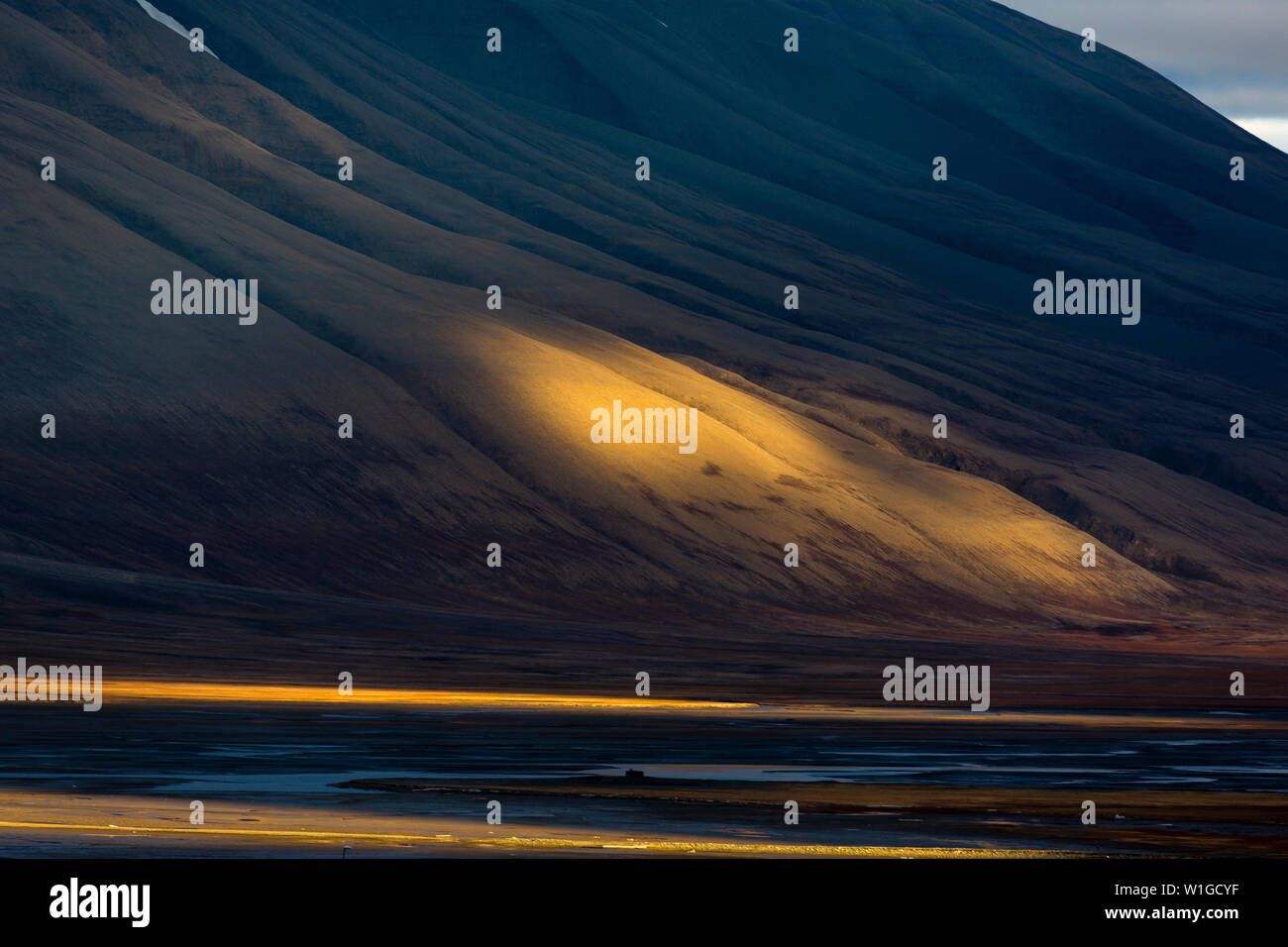 Sonnenuntergang in den Bergen gegenüber von Longyearbyen, Spitzbergen Longyearbyen Svalbard Norwegen Wallpaper Landschaft Natur Stockfoto