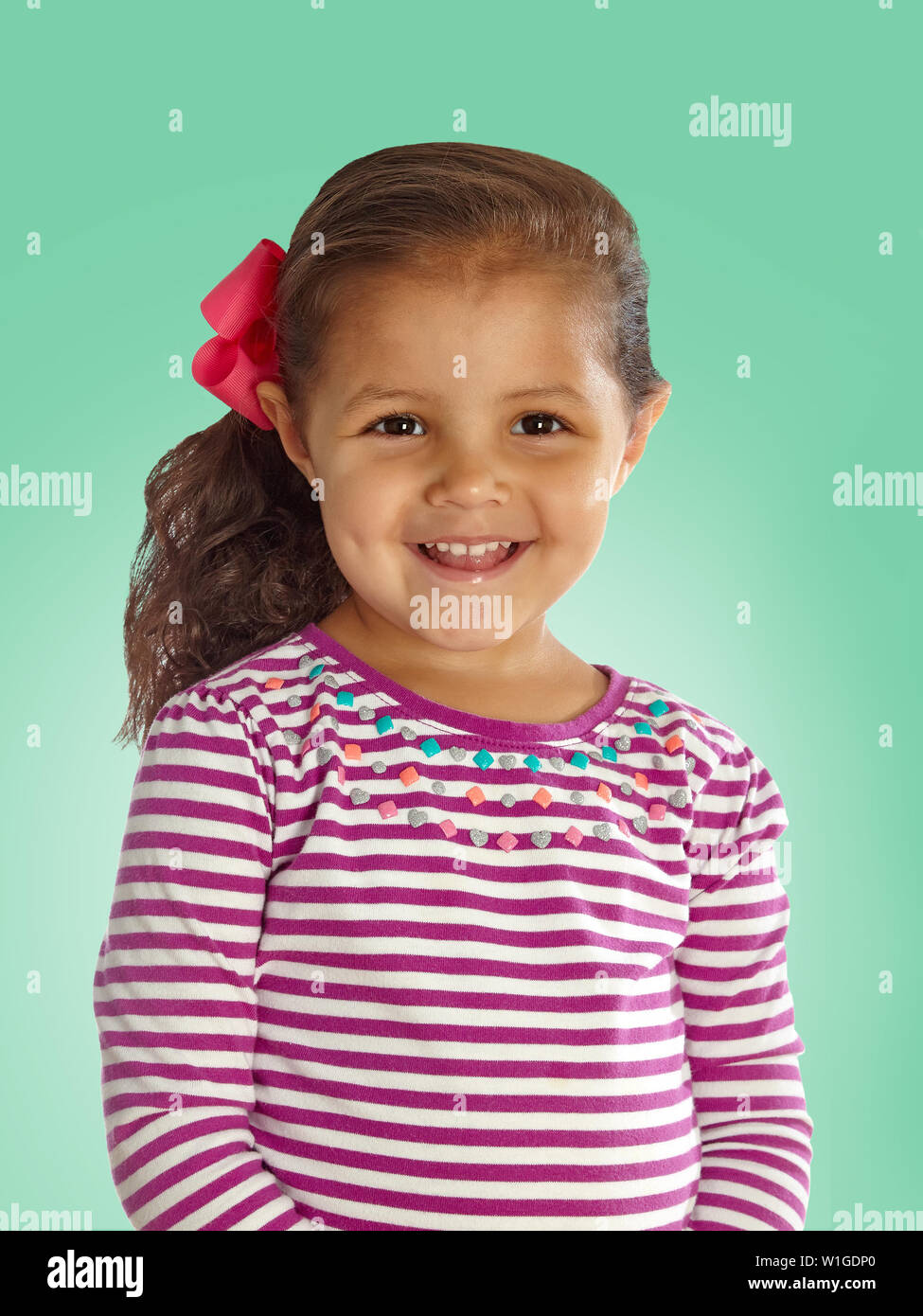 Kleines Mädchen in lila und weißen Hemd ausgezogen Stockfoto