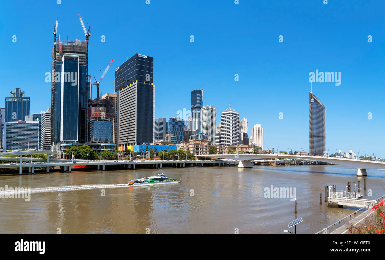 Die Skyline des Central Business District (CBD) von Victoria Bridge mit der CityCat Ferry am Brisbane River im Vordergrund, Brisbane, Australien Stockfoto