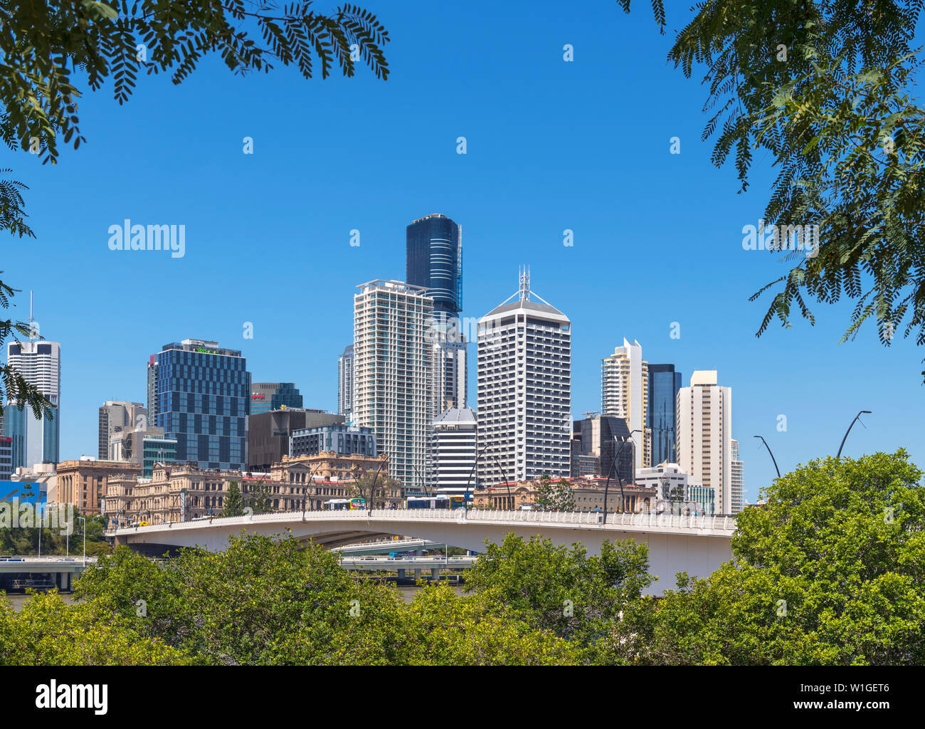 Die Skyline des Central Business District (CBD) und Victoria Bridge von Qeii Park, Brisbane, Queensland, Australien Stockfoto