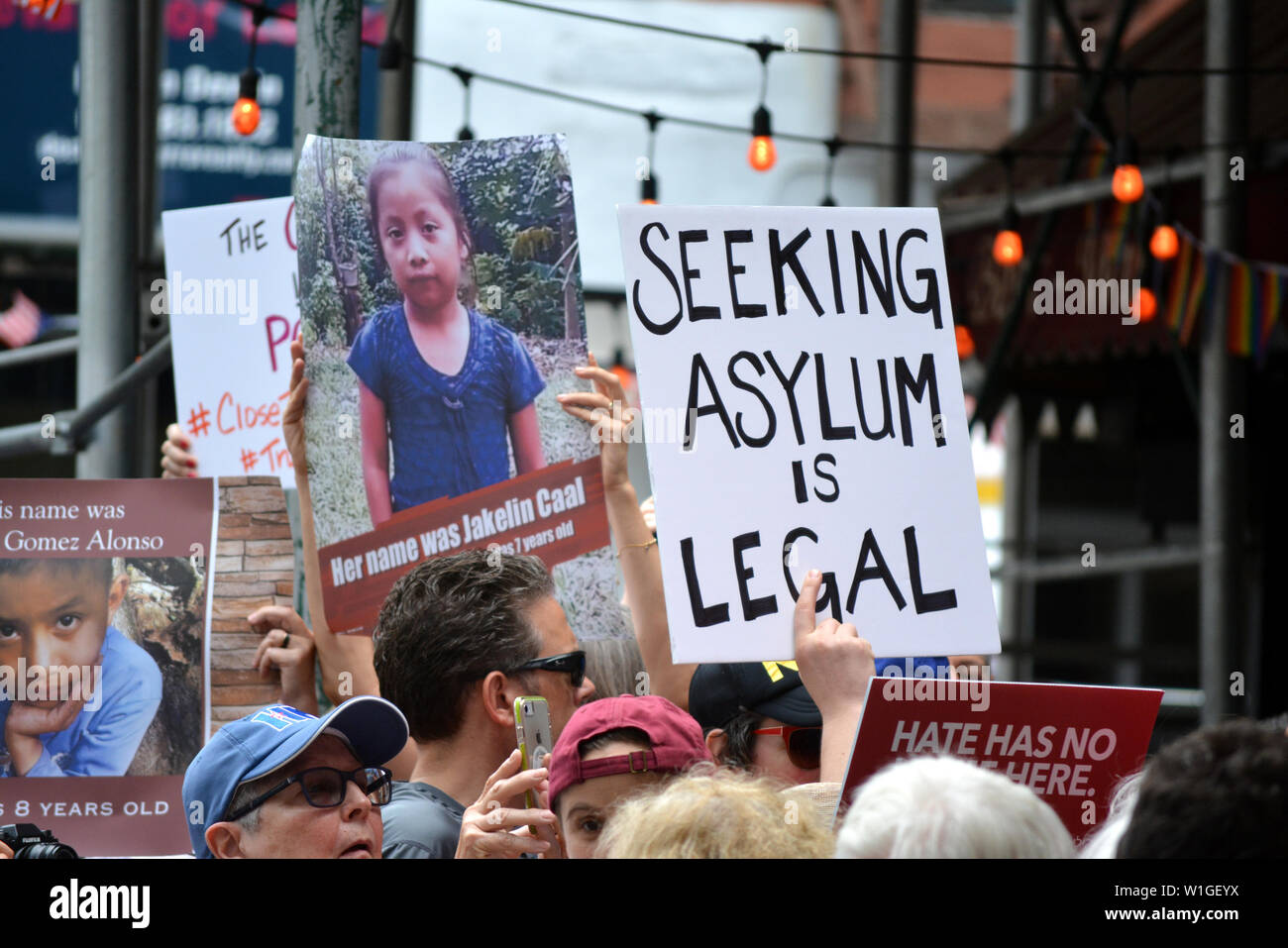 Menschen, die in landesweiten Proteste fordern die Schließung der unmenschlichen Immigrant Zentren entlang der südlichen Grenze in New York City. Stockfoto