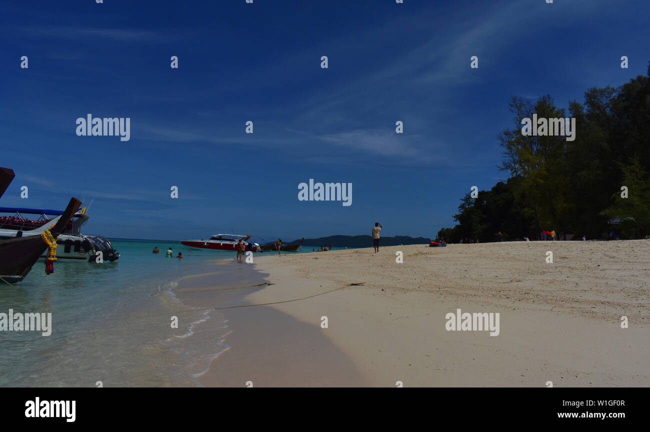 Bild mit Menschen, die ihren Urlaub an einem Strand. Stockfoto