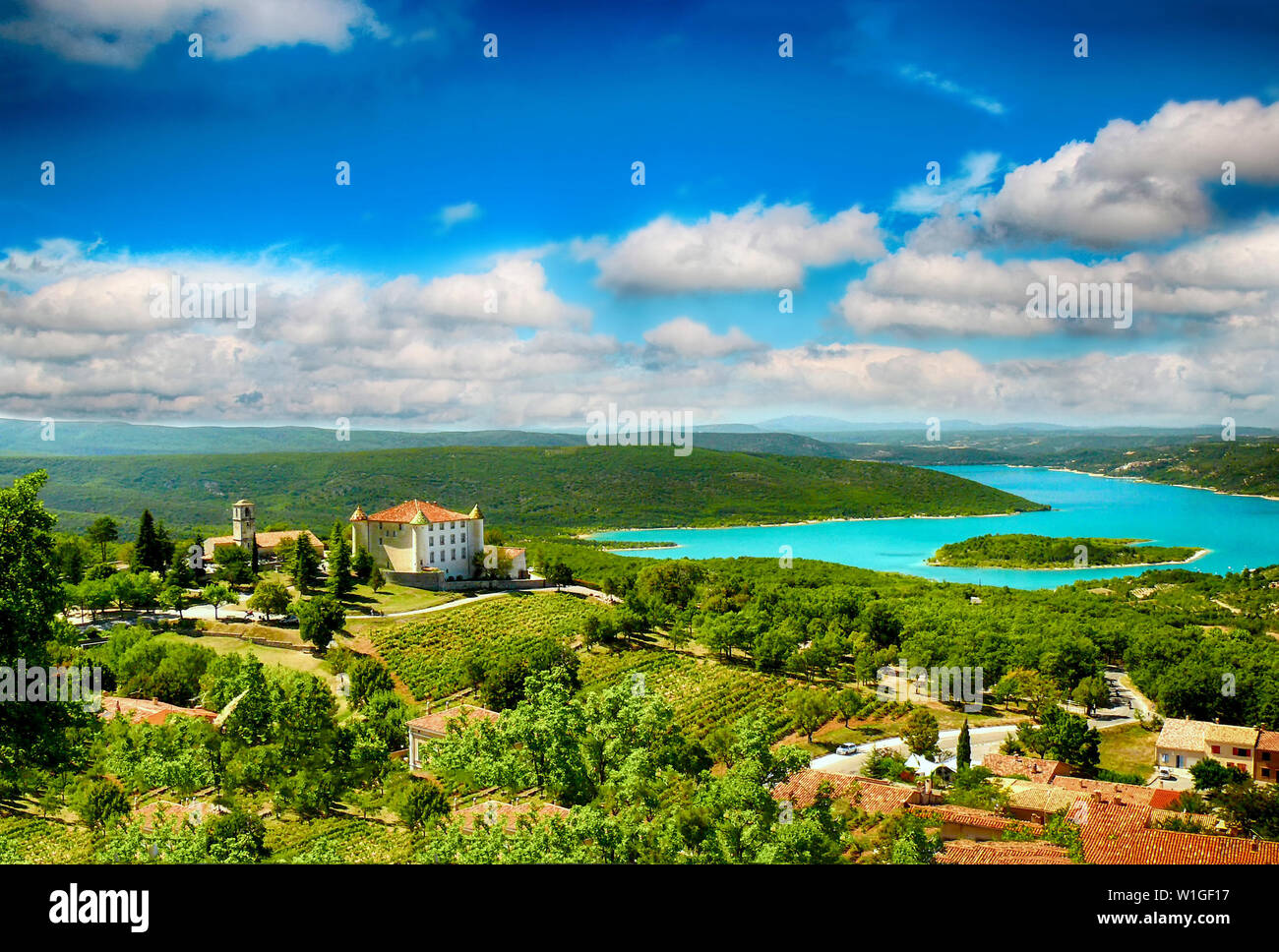 Der See Lac de Sainte-Croix-See hat klare cyan Wasser. Der Fluss Verdon fließt von der Schlucht des Verdon. Es gibt ein Schloss über den See und die Weinberge Stockfoto