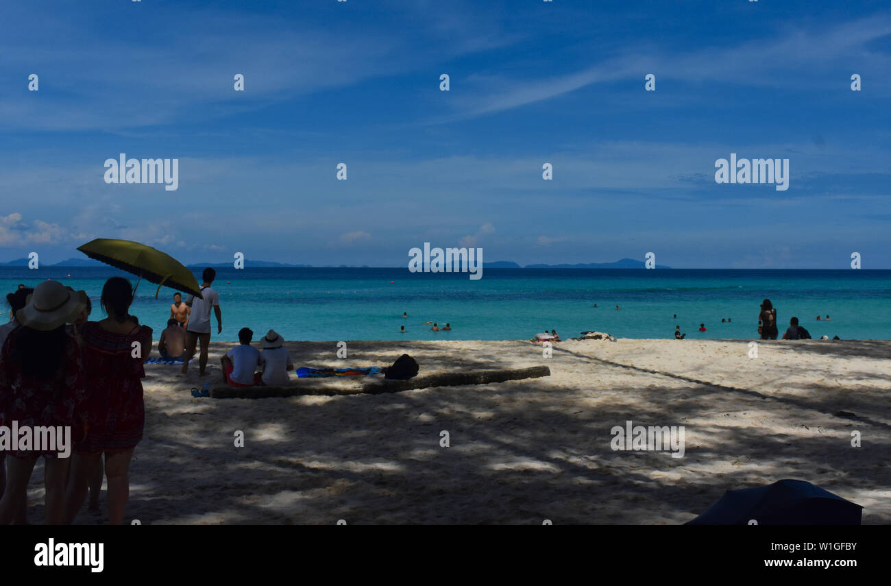 Bild mit Menschen, die ihren Urlaub an einem Strand. Stockfoto