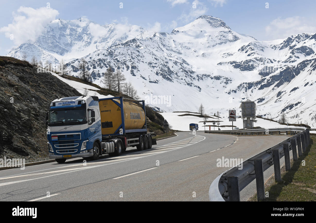 Transport LKW Transport von Gütern über den Simplon Pass zwischen der Schweiz und Italien 2019 Stockfoto