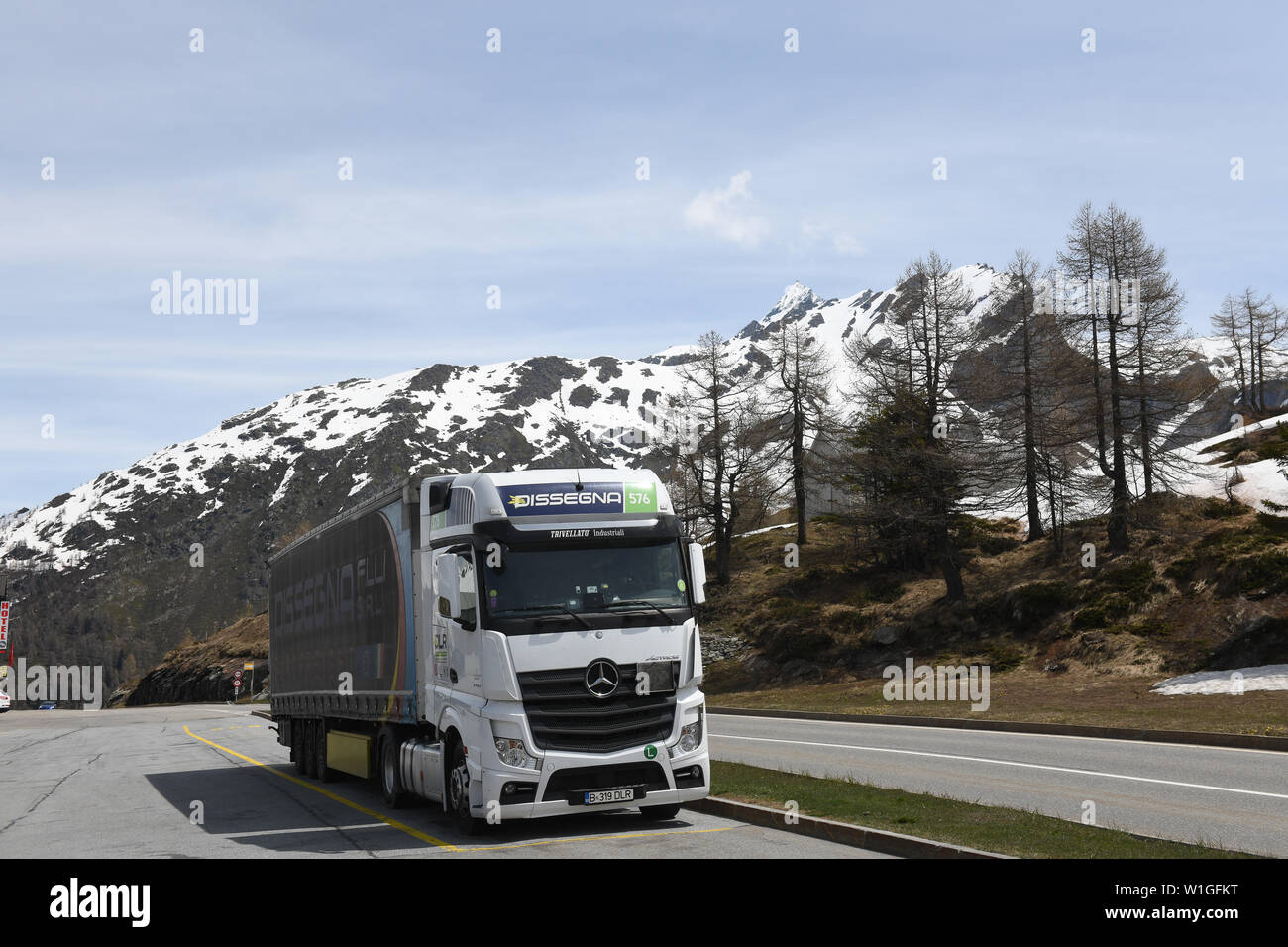 Transport Lkw Transport Von Gutern Uber Den Simplon Pass Zwischen Der Schweiz Und Italien 2019 Stockfotografie Alamy