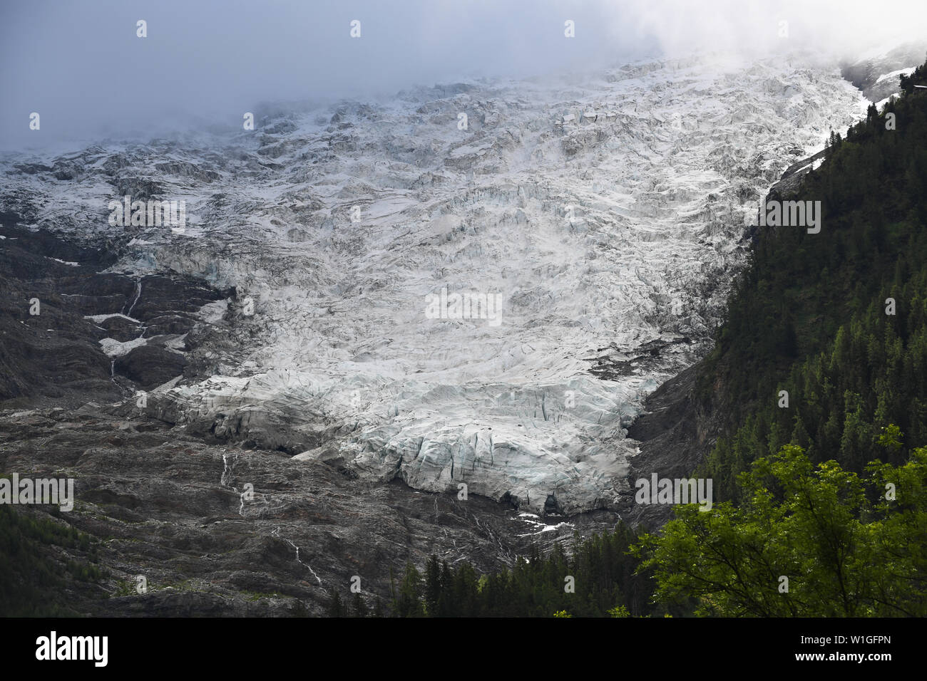 Die bossons Gletscher eine der größeren Gletscher des Mont Blanc Massiv der Alpen, in der Nähe von Chamonix, Juni 2019 Stockfoto