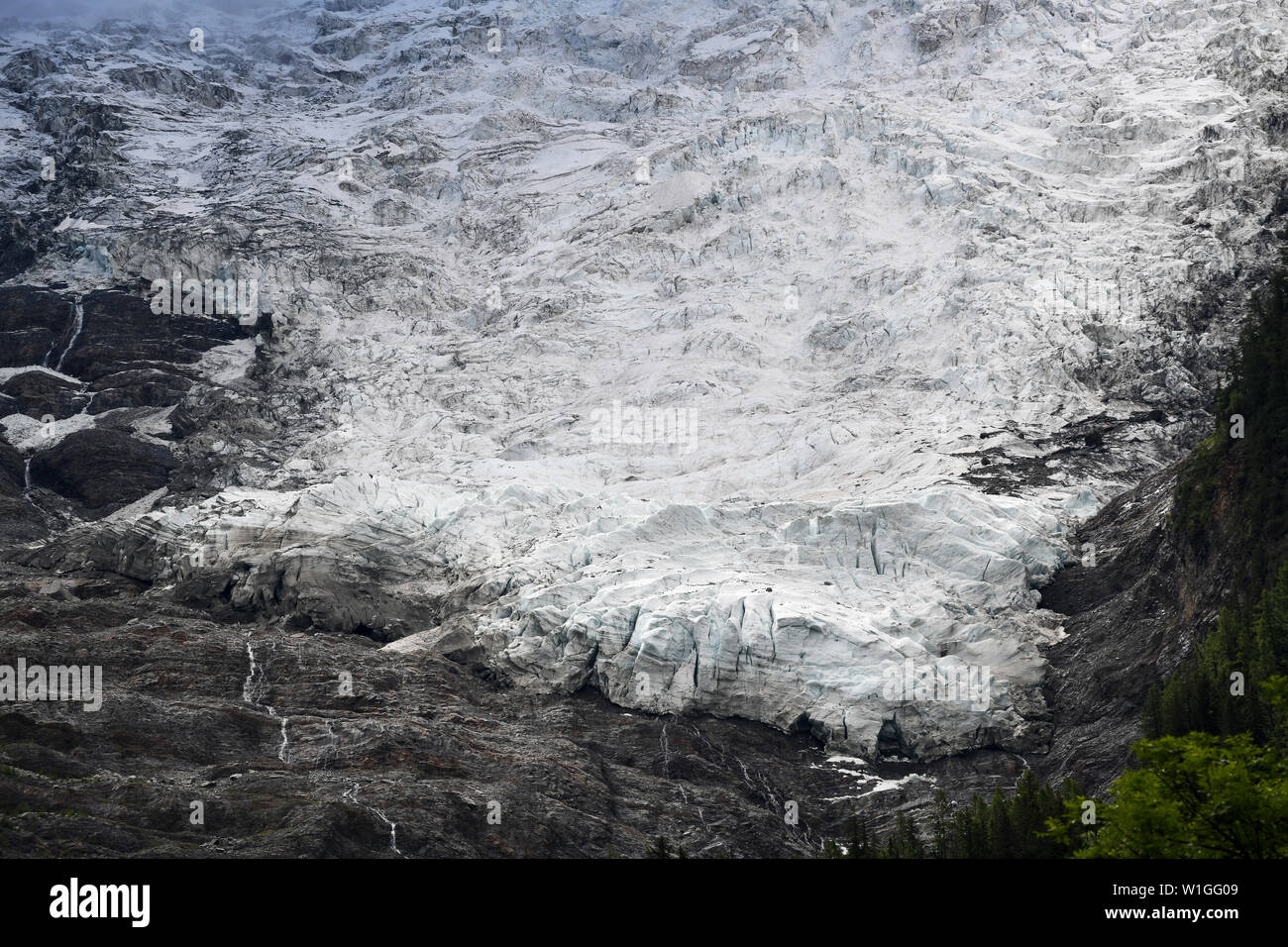 Die bossons Gletscher eine der größeren Gletscher des Mont Blanc Massiv der Alpen, in der Nähe von Chamonix, Juni 2019 Stockfoto