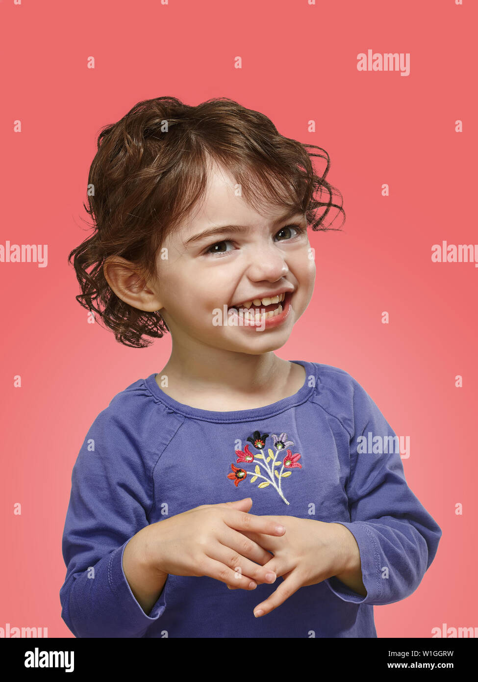 Adorable kleine Mädchen lächelnd Stockfoto