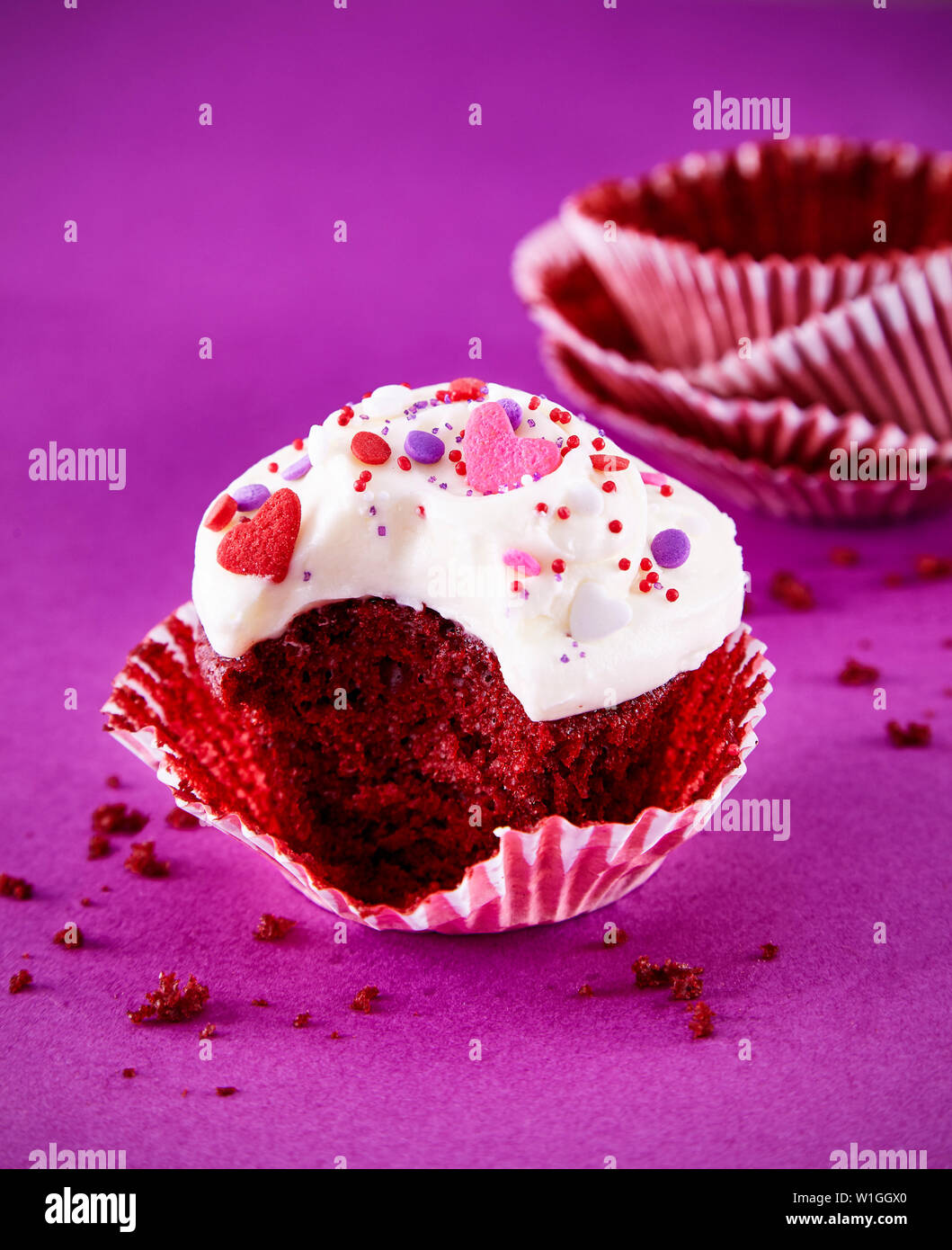 Köstliche Valentine Cupcakes mit ein bisschen genommen Stockfoto