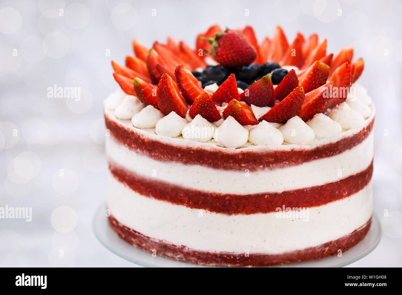 Leckere hausgemachte nackt Red Velvet Cake mit Sahne und frischen Beeren dekoriert Stockfoto