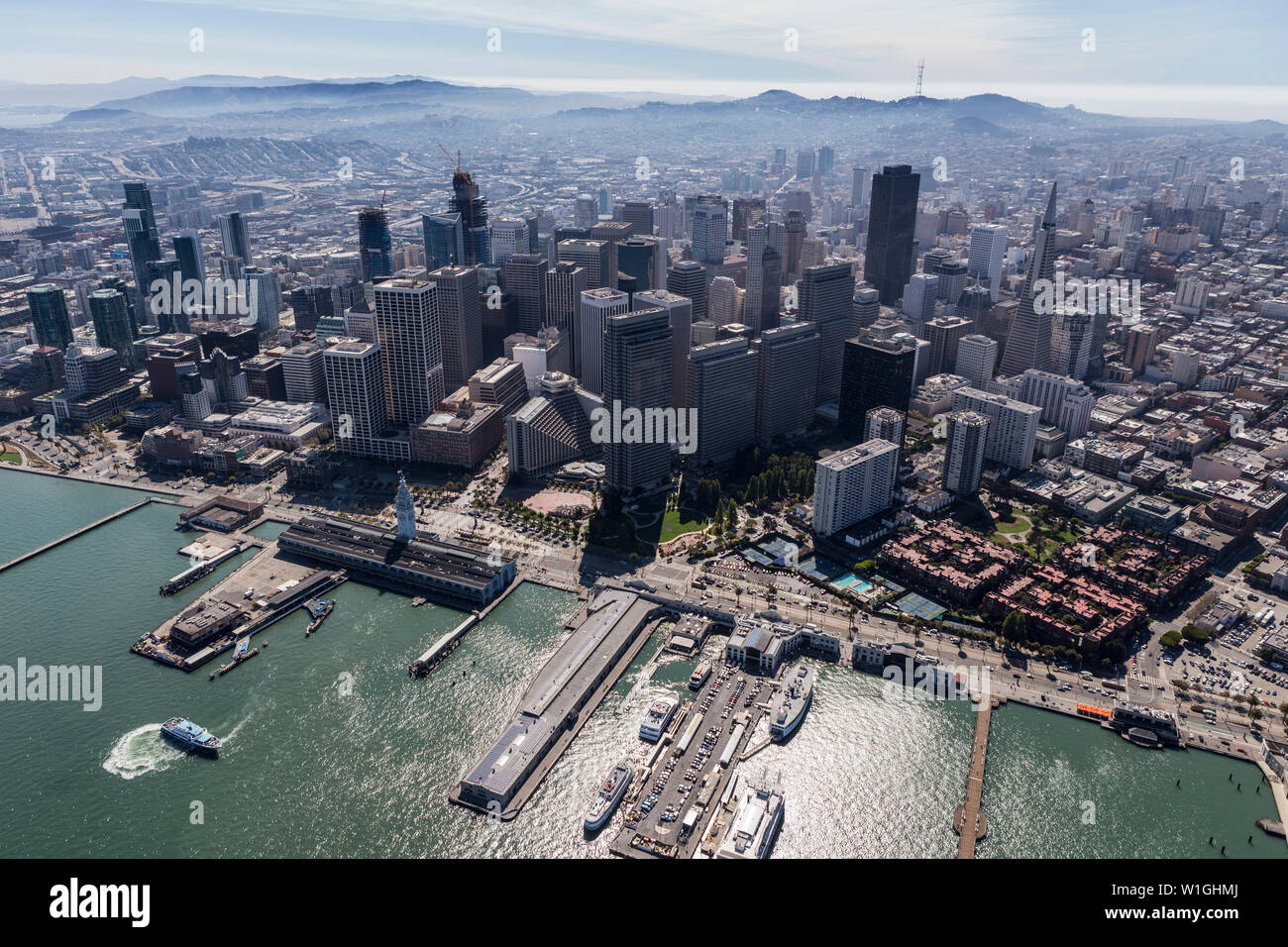 San Francisco, Kalifornien, USA - 19. September 2016: Luftaufnahme der städtischen Gebäude in der Innenstadt und der Uferpromenade Embarcadero entfernt. Stockfoto