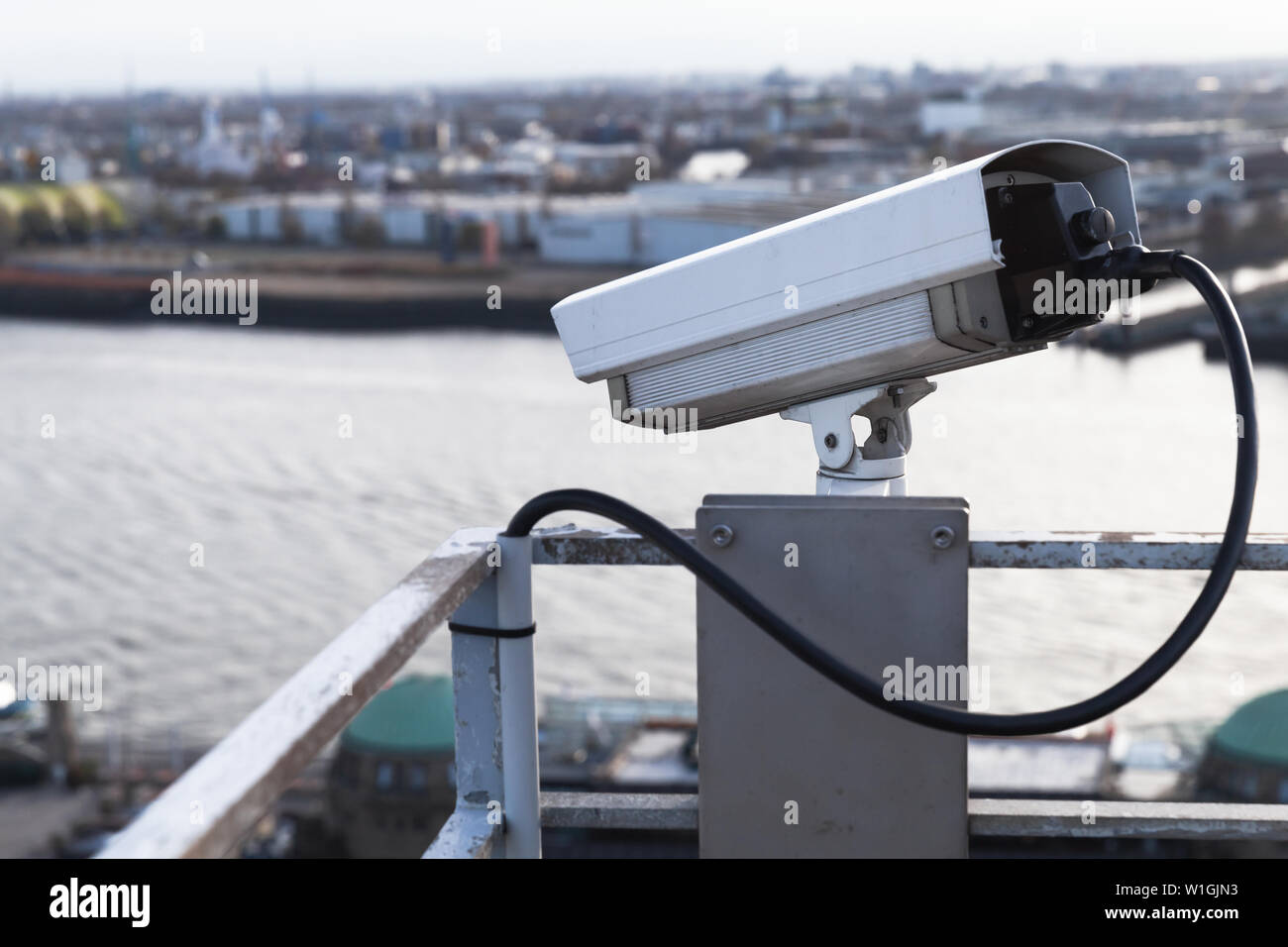 Closed-circuit TV-Kamera auf dem Dach eines Ports Gebäude im Hamburger Hafen montiert, Deutschland Stockfoto