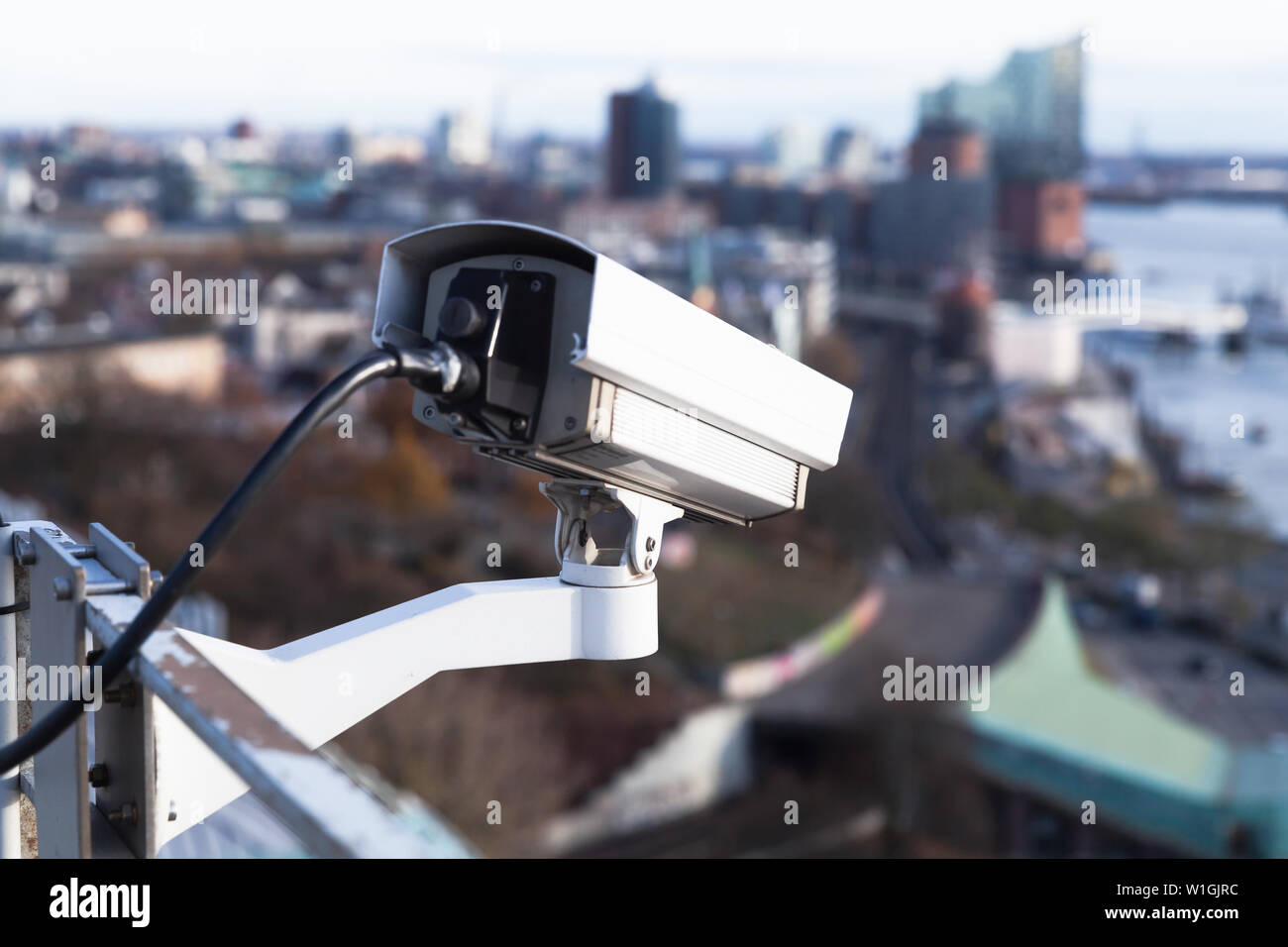 Beobachtung closed-circuit TV-Kamera auf dem Dach eines Ports Gebäude im Hamburger Hafen montiert, Deutschland Stockfoto