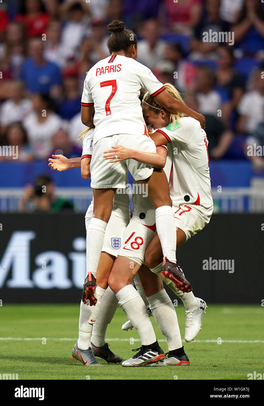 England's Ellen White (versteckte) feiert ersten Ziel ihrer Seite des Spiels mit Teamkollegen während der FIFA Frauen-WM Finale im Stade de Lyon riefen. Stockfoto