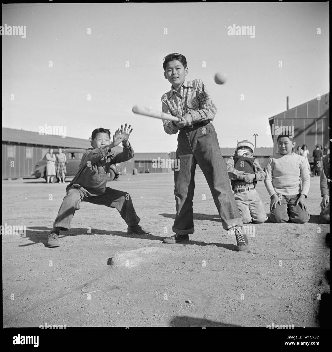 Manzanar Relocation Center, Manzanar, Kalifornien. Die sechste Klasse Jungen genießen Sie eine Partie Softball bei rece. . .; Umfang und Inhalt: Der vollständige Titel für dieses Foto lautet: manzanar Relocation Center, Manzanar, Kalifornien. Die sechste Klasse Jungen genießen Sie eine Partie Softball an der Aussparung. Hinweis Jungen im hinteren, die Misstrauen Kontrolle der Geschwindigkeit Kugel Krug. Stockfoto