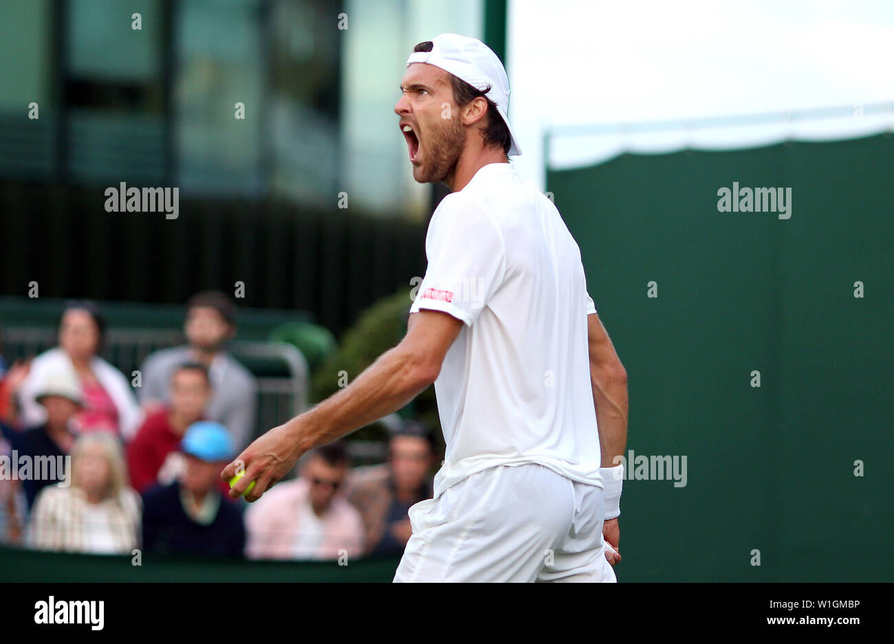 João Sousa feiert am gleichen Punkt auf Tag zwei der Wimbledon Championships in der All England Lawn Tennis und Croquet Club, London. Stockfoto