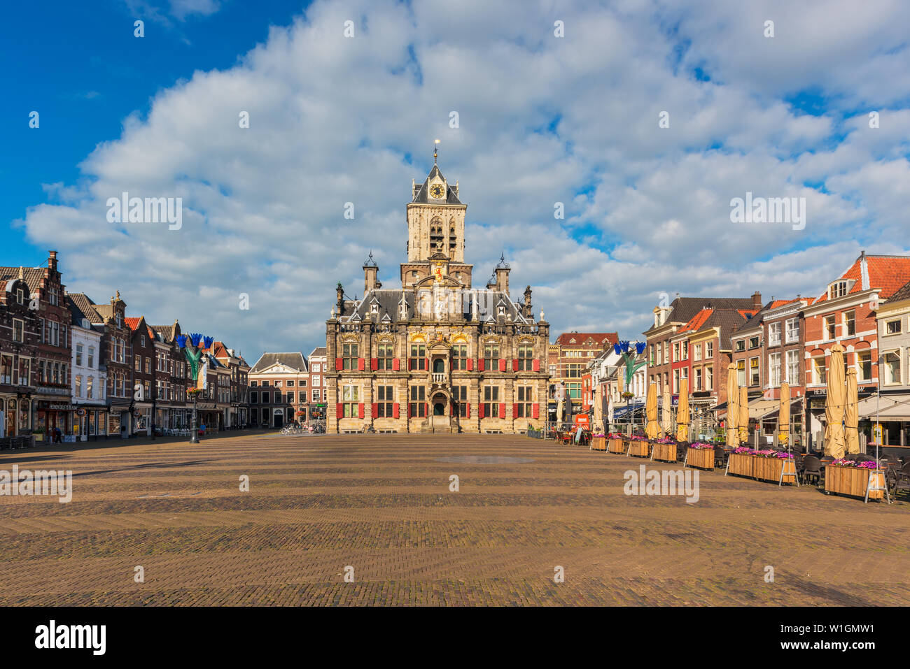 Rathaus und Marktplatz in Delft, Niederlande. Delft ist eine alte holländische Stadt, die für seine Keramik, Kanäle und Malers Johannes Vermeer bekannt ist. Stockfoto