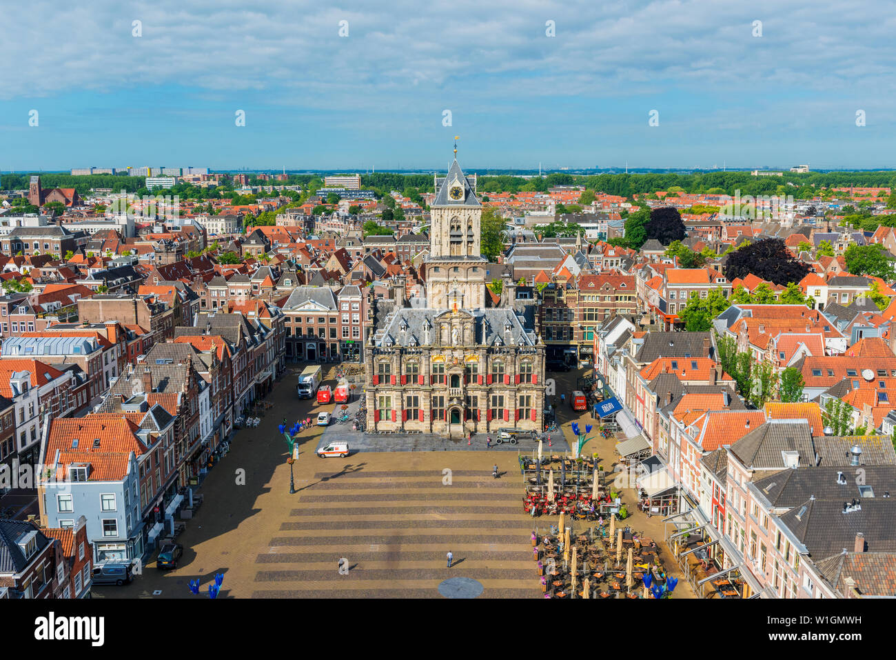 Hohe Betrachtungswinkel auf dem Marktplatz und Rathaus in Delft, Niederlande. Delft ist eine alte holländische Stadt, für seine Keramik ('Delfts Wit') und Kanäle bekannt. Stockfoto