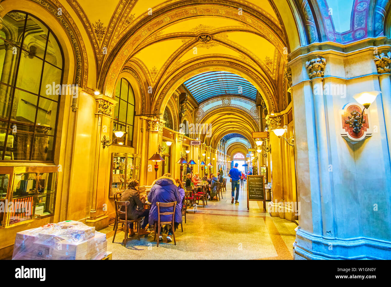 Wien, Österreich - 17. FEBRUAR 2019: Das prächtige Interieur Freyung Passage des Palais Ferstel, da das Einkaufszentrum mit Cafés und Bars servieren, o Stockfoto