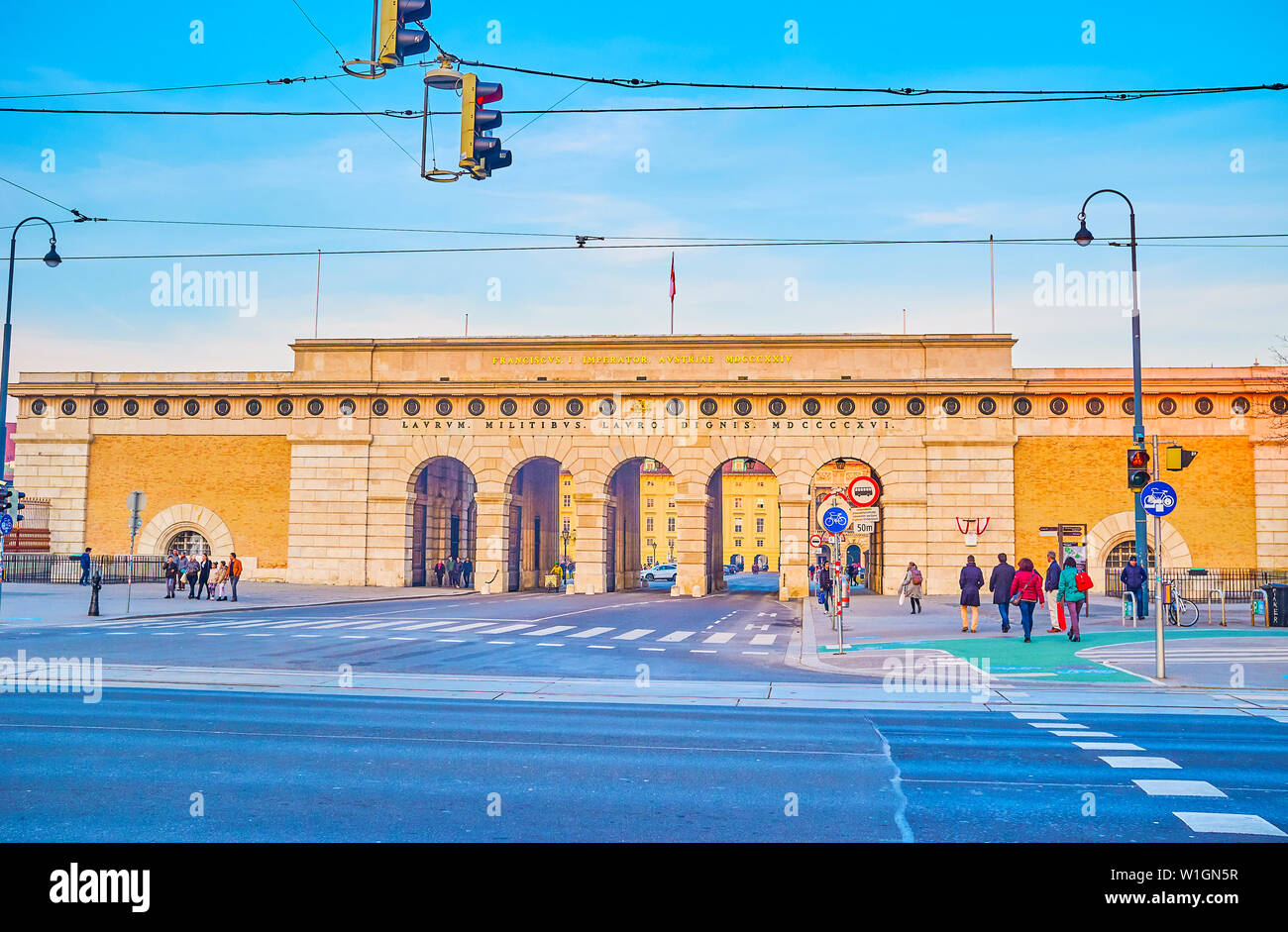Wien, Österreich - 18. FEBRUAR 2019: Die schöne gewölbte Fassade der Vorburg Gates (ausseres Burgtor) von der Ringstraße, am 18. Februar in Wien Stockfoto