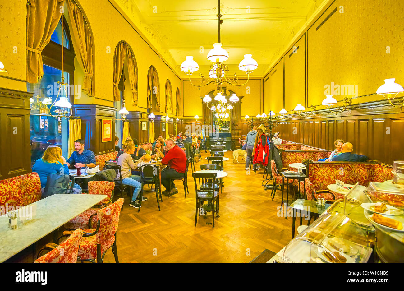 Wien, Österreich - 18. Februar 2019: Der große Saal des historischen Cafe Sperl mit bescheidenen Interieur und antiken Möbeln eingerichtet, am 18. Februar in Wien. Stockfoto