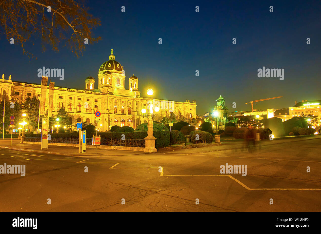 Wien, Österreich - 18. FEBRUAR 2019: Das Vergnügen zu Fuß in der Nacht entlang der Ringstraße mit Blick auf die herrliche Umgebung beleuchtet Villen und Paläste Stockfoto