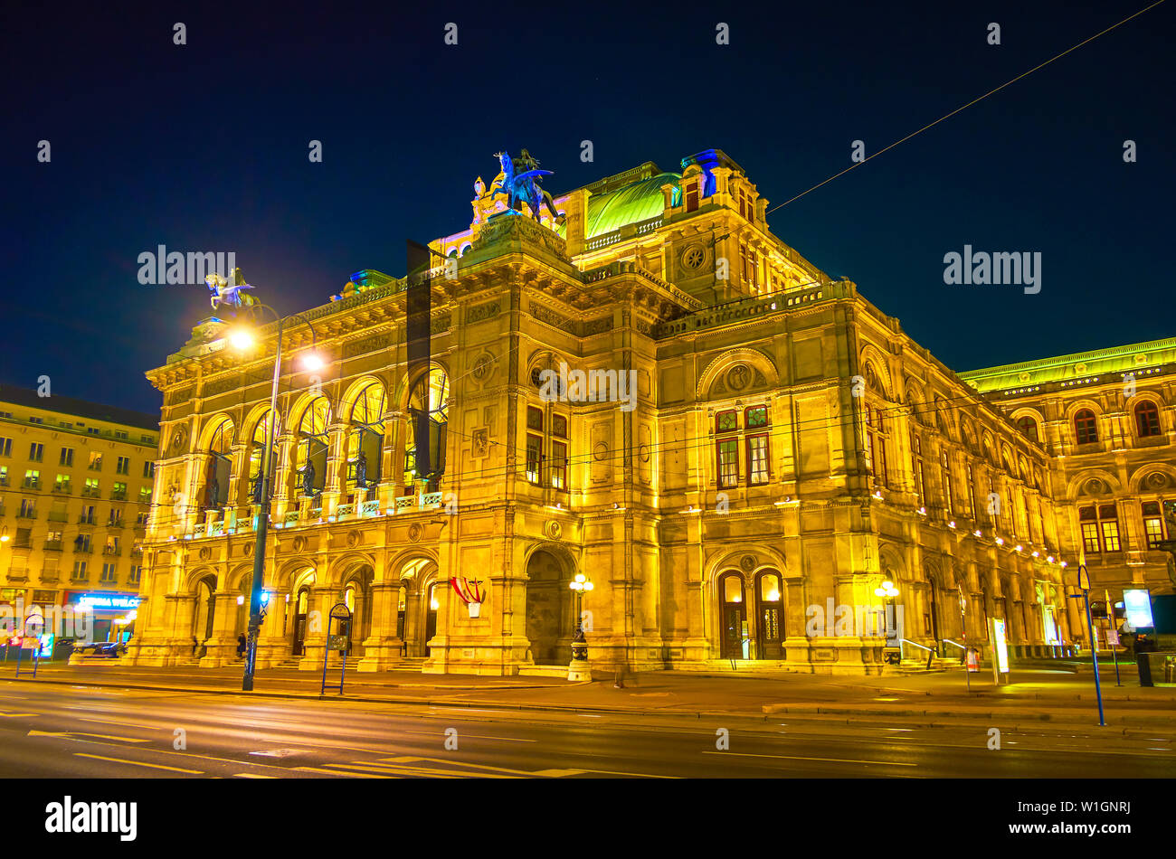 Straßenbahn wien nacht Fotos und Bildmaterial in hoher Auflösung Alamy