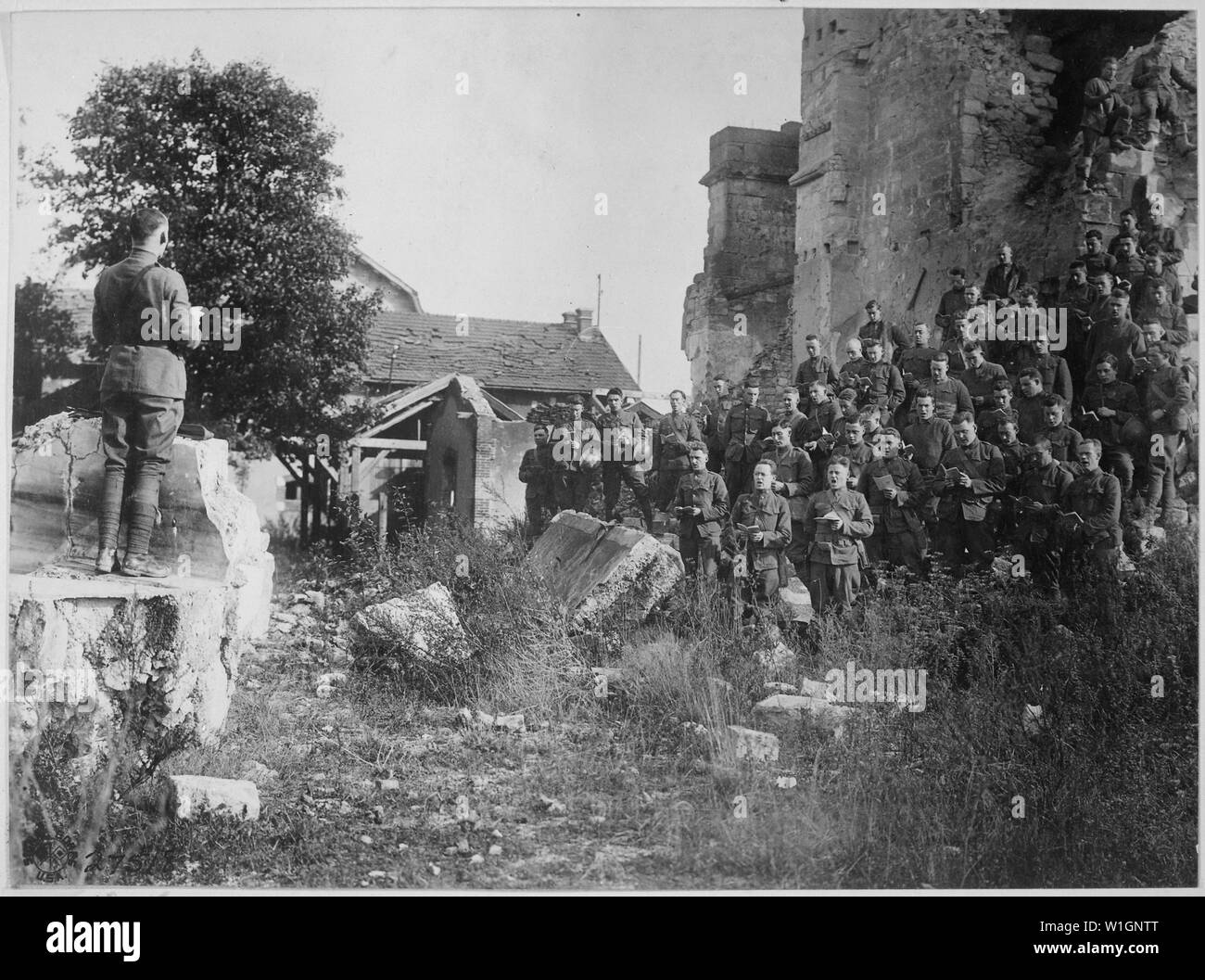 Mitglieder der 101 Feld Signal Battalion (ehemals 1 Massachusetts Feld Signal Battalion) bei Gottesdiensten in den Ruinen einer Kirche von Shell Brand zerstört. Verdun, Frankreich., 10/18/1918; Allgemeine Hinweise: Verwenden Sie Krieg und Konflikt Nummer 652 bei der Bestellung eine Reproduktion oder Anforderung von Informationen zu diesem Bild. Stockfoto