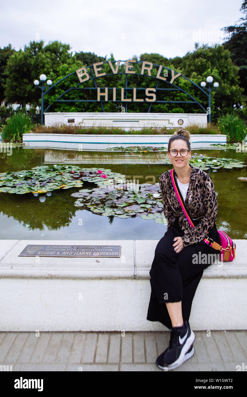 Touristische Frau in Gläsern sitzen vor von Beverly Hills, Beverly Hills, Los Angeles, Kalifornien, USA Stockfoto