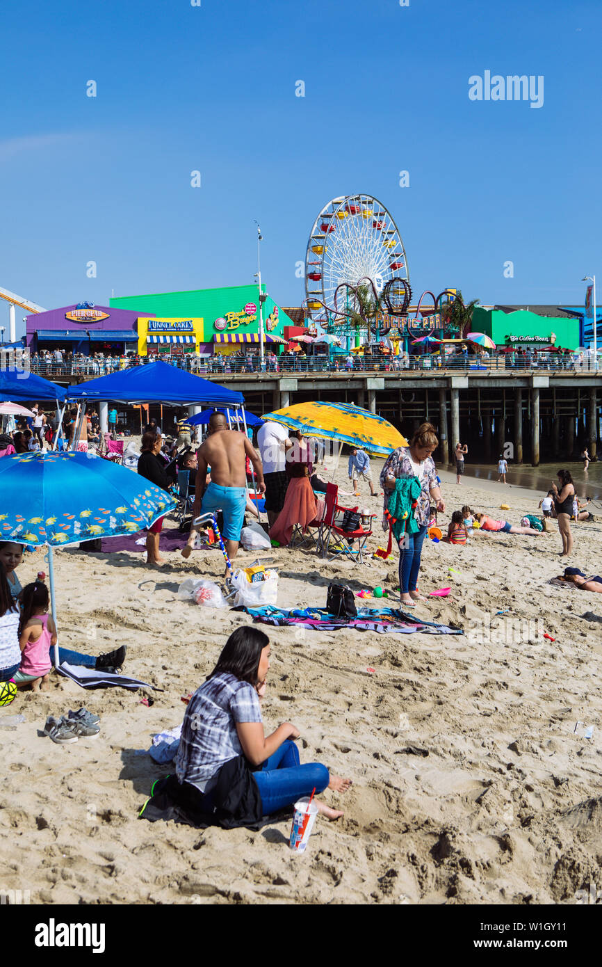 Am Strand von Santa Monica an einem Sommernachmittag vom Pier, Los Angeles, Kalifornien Stockfoto