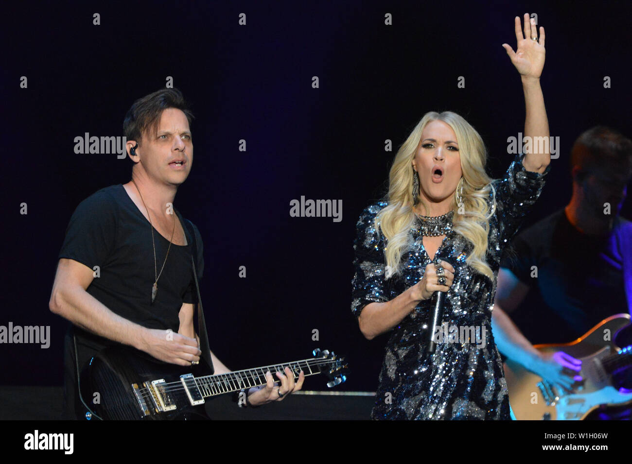 Glasgow, UK. Vom 2. Juli 2019. Carrie Underwood live in Concert während ihrer "Der Schrei ziemlich Tour UK" Carrie Underwood aus dem Versprechen, ihr American Idol 2005 hervorgegangenen gewinnen eine echte multi-Format, multi-media Superstar, Spanning Leistungen in Musik, Fernsehen und Film. Sieben GRAMMY® Award Gewinner, sie hat 64 Millionen Platten weltweit verkauft und aufgezeichnete 26 #1 singles, 13 von denen Sie Co-schrieb. Credit: Colin Fisher/Alamy leben Nachrichten Stockfoto