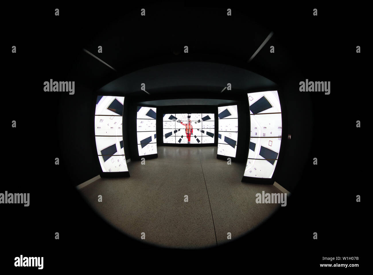 Eine Perspektive Korridor am Eingang der Stanley Kubrick Ausstellung, Design Museum, London, Juni 2019. Schuss durch eine Fish-eye Objektiv. Stockfoto