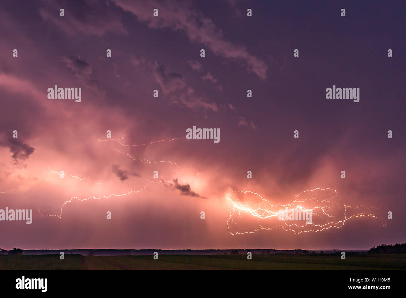 Mit Blitz mit dramatischen Wolken zusammengesetzten Bild schließen. Nacht Gewitter Sturm Stockfoto