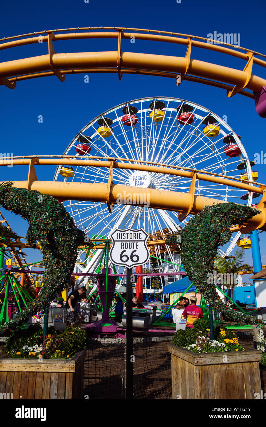 66 Zeichen im Pacific Park Amusement Park in Santa Monica Pier, Los Angeles, Kalifornien Route Stockfoto