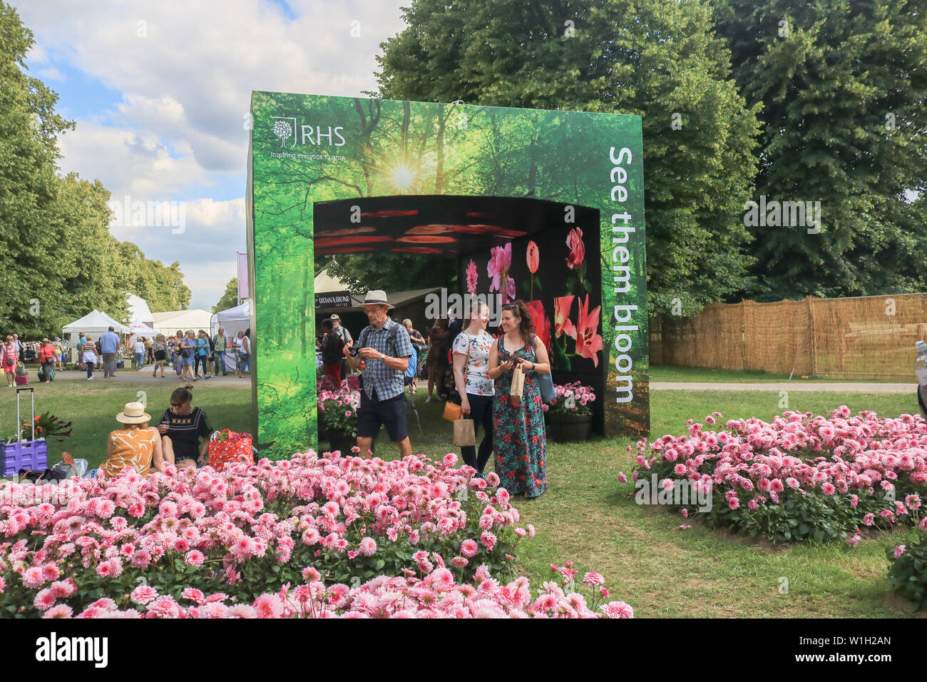 Besucher der Show Gärten. Die Royal Horticultural Society (RHS) Hampton Court Garden Festival, Vitrinen für Pflanzen und Blumen Exponate in Hampton Court Palace in London. Stockfoto