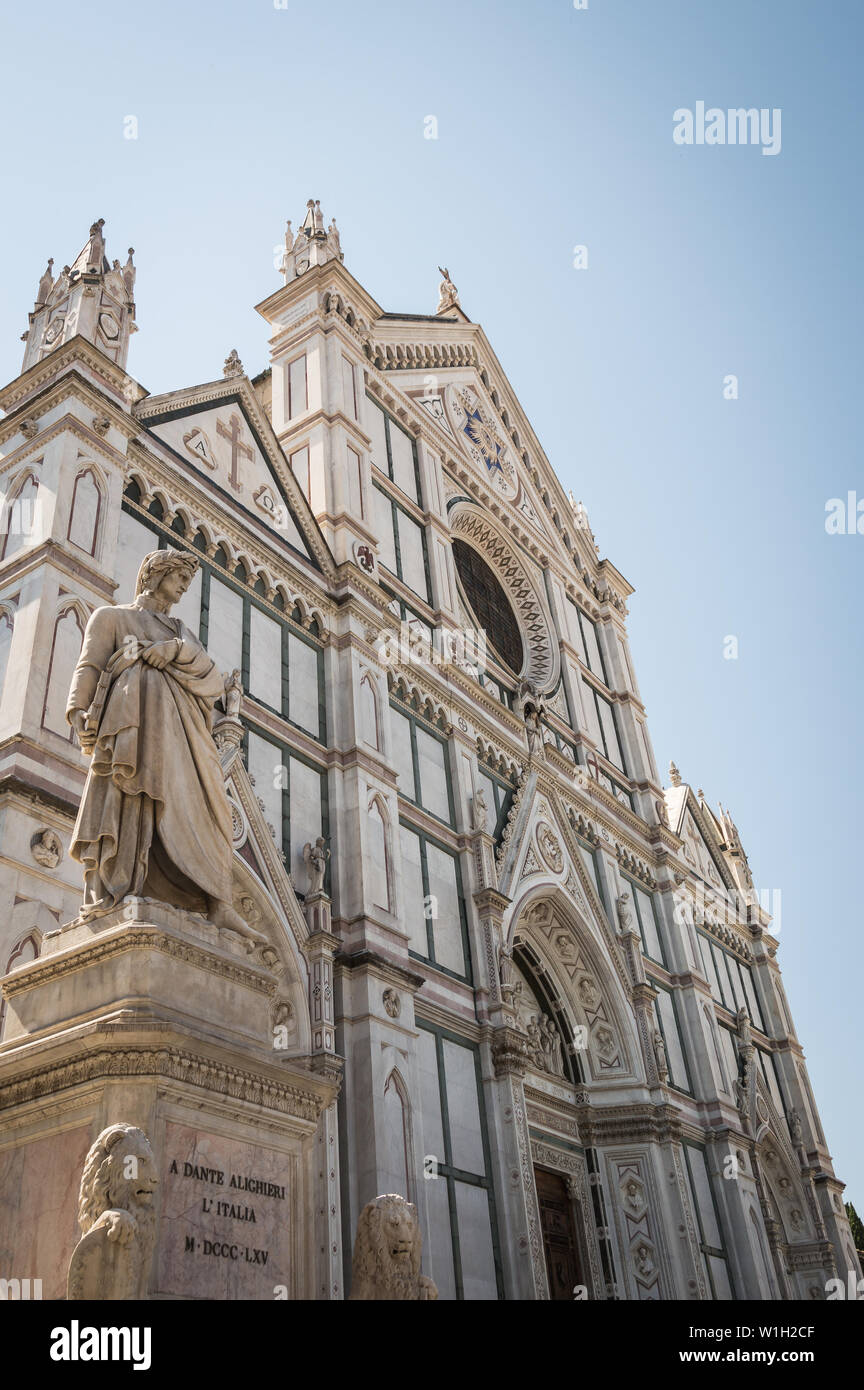 Danthe Alighieri, das Thema der Göttlichen Komödie. Statue vor Santa Croce, Florenz, Italien Stockfoto