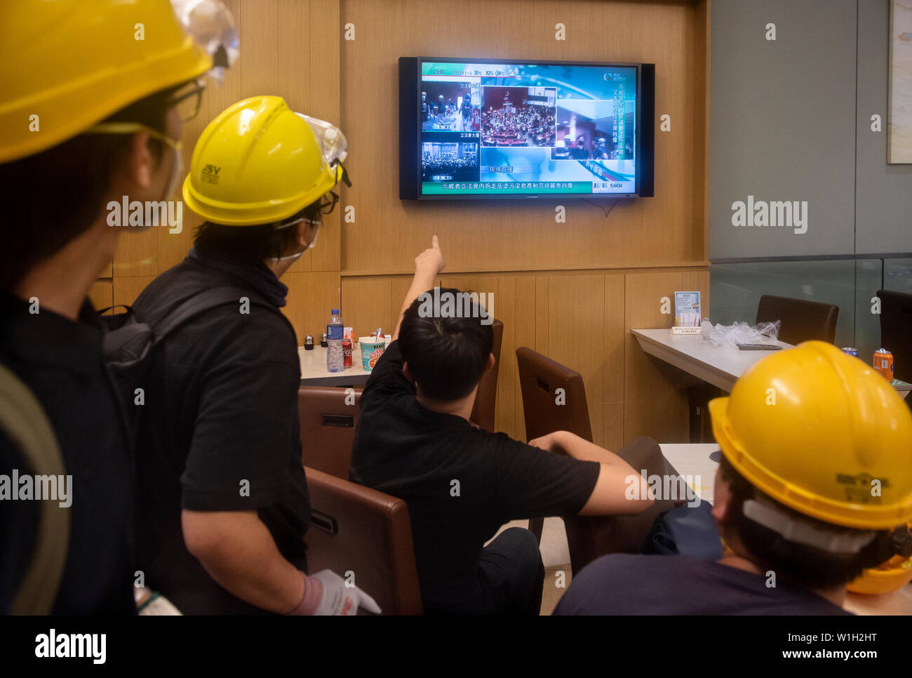 Die demonstranten Nachrichtensendung live ansehen, während Sie sich in den Rat "Gesetzgebung" Gebäude. Hunderte von anti Regierung Demonstranten stürmten die gesetzgebenden Rat Gebäude wie die Regierung von Hongkong hat ihre Forderung, dass die Auslieferung Bill und der Chief Executive Carrie Lam nach unten von der Macht zu Schritt zum Entzug nicht beantworten. Während der Demonstration. Stockfoto