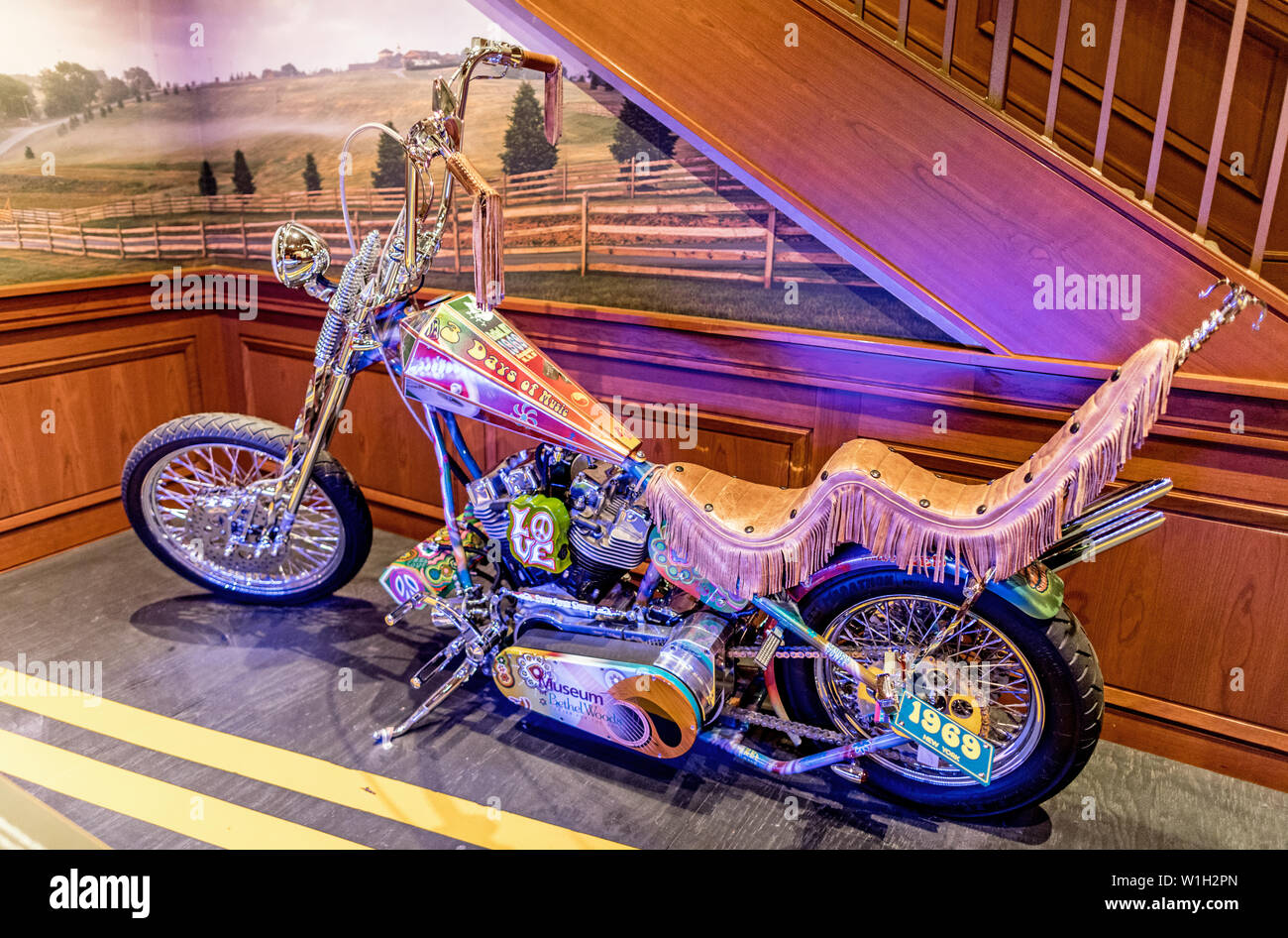 Psychedelisch bemalte Harley Davidson Motorrad im Museum der Woodstock Festival Bethel Woods New York State USA Stockfoto