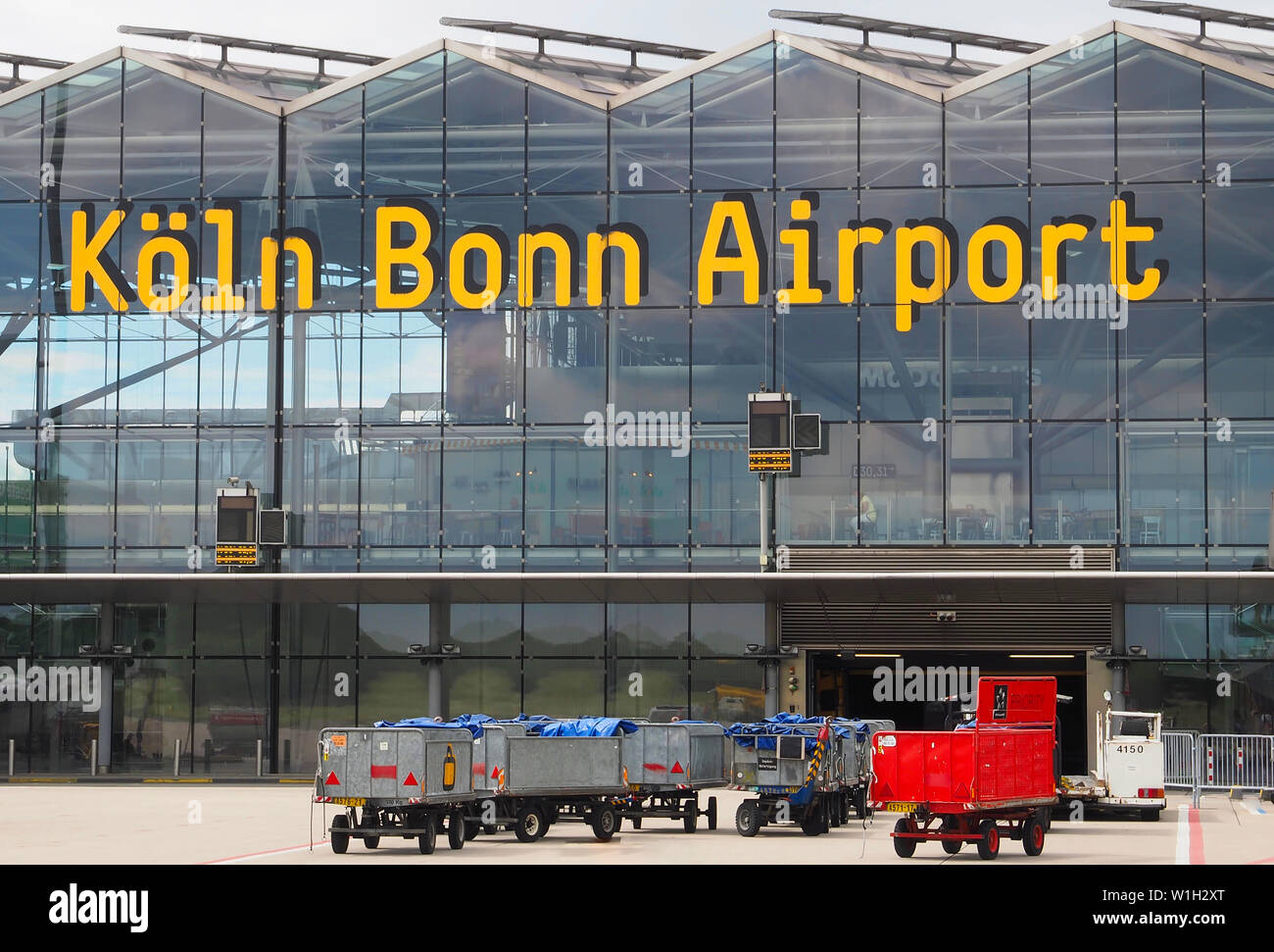 Klemme des Köln Bonn Airport in Deutschland mit Gepäckwagen Stockfoto