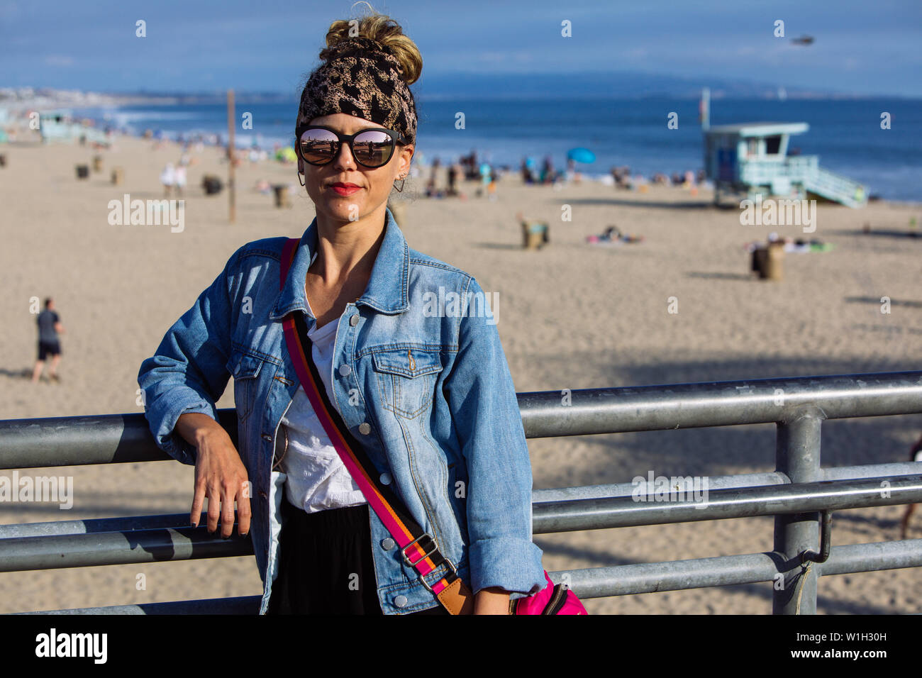 Frau mittleren Alters mit Schattierungen in Santa Monica Beach, Los Angeles, Kalifornien posing Stockfoto
