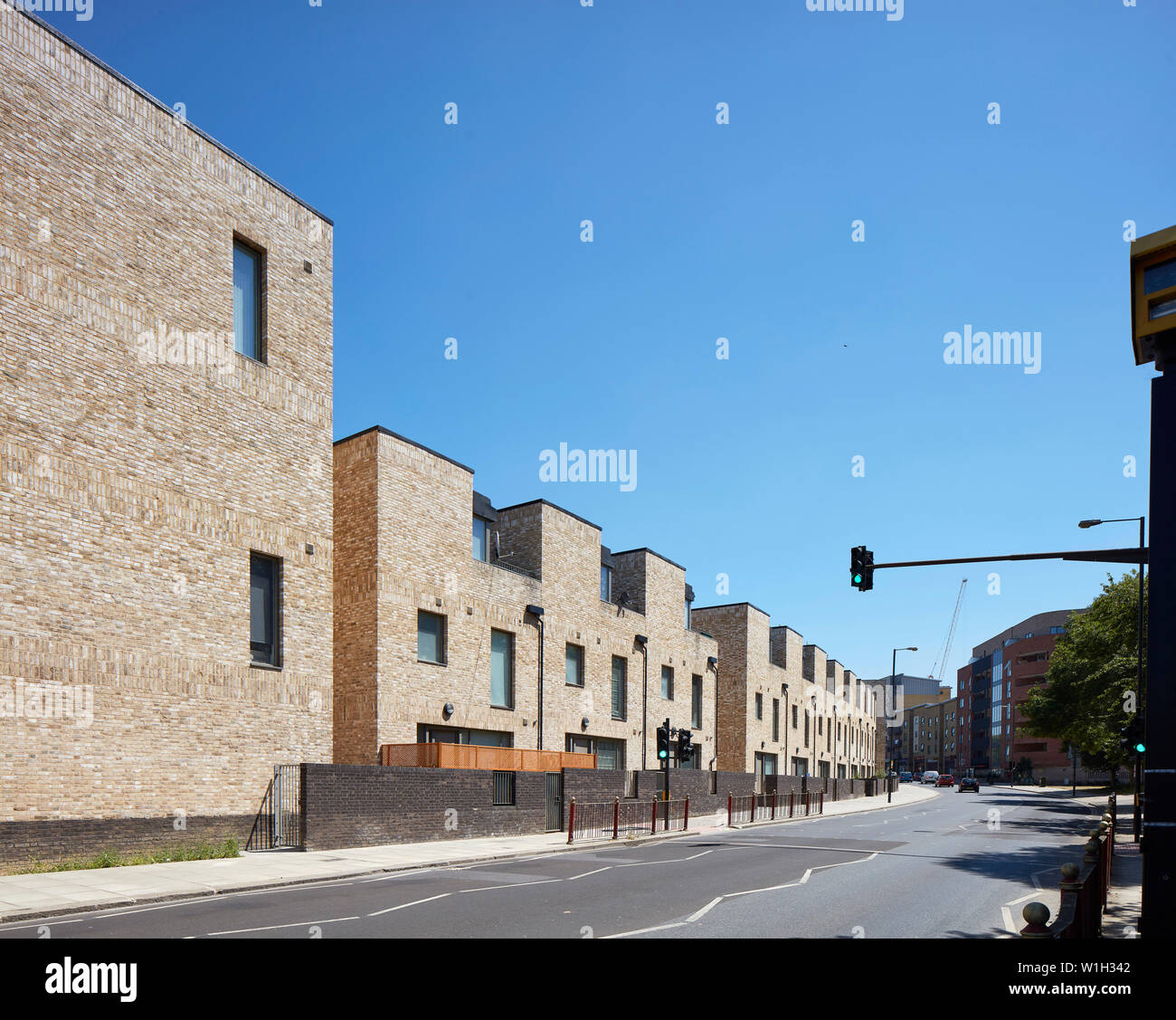 Straße Fassaden am Hang Road. Stonebridge Park, London, Vereinigtes Königreich. Architekt: Cullinan Studio, 2016. Stockfoto