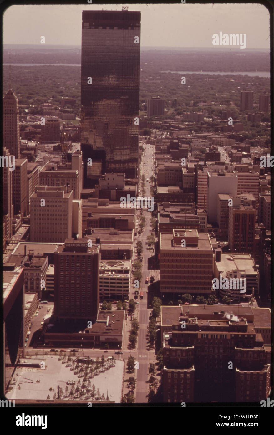 NICOLLET MALL AUS DER LUFT. I.D.S. (Investoren diversifizierte Dienstleistungen) Gebäude spiegelt EINIGE DER INNENSTADT VON KLEINEREN GEBÄUDEN IN DER GLASFASSADE. See HARRIET UND LAKE CALHOUN SIND IN DER FERNE Stockfoto