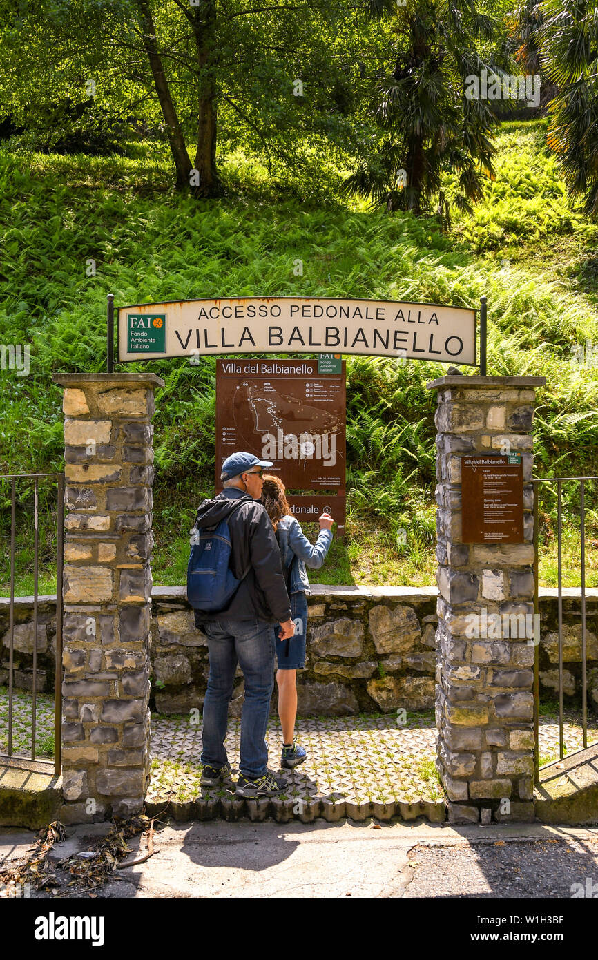 LENNO, Comer See, Italien - JUNI 2019: Personen Kontrolle der Tourist Information Karte am Eingang der Villa Balbianello in Lenno am Comer See. Stockfoto