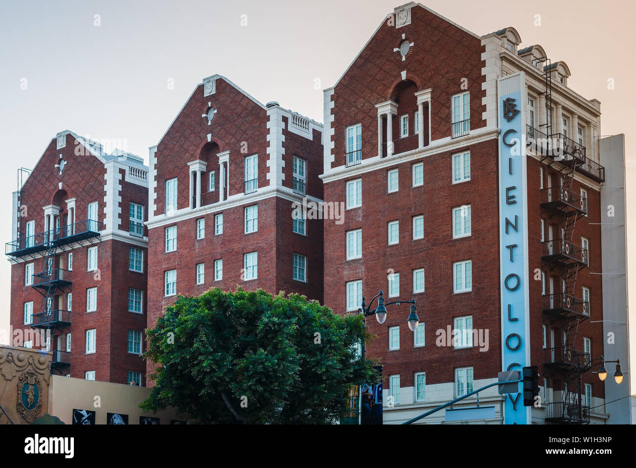LA, USA - 30. OKTOBER 2018: Ein Schuß der Scientology Kirche Gebäude in Los Angeles, Kalifornien, USA. Sommer 2018. Stockfoto