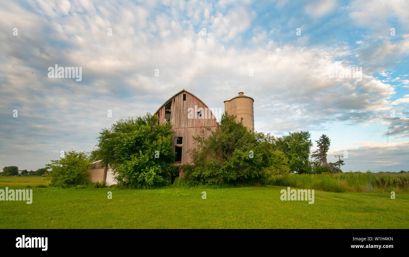 Der Abendhimmel wird lebendig in diesem ländlichen Dane County Farm in der Nähe von Lake Koshkonong. (C) 2013 Tom Kelly Stockfoto