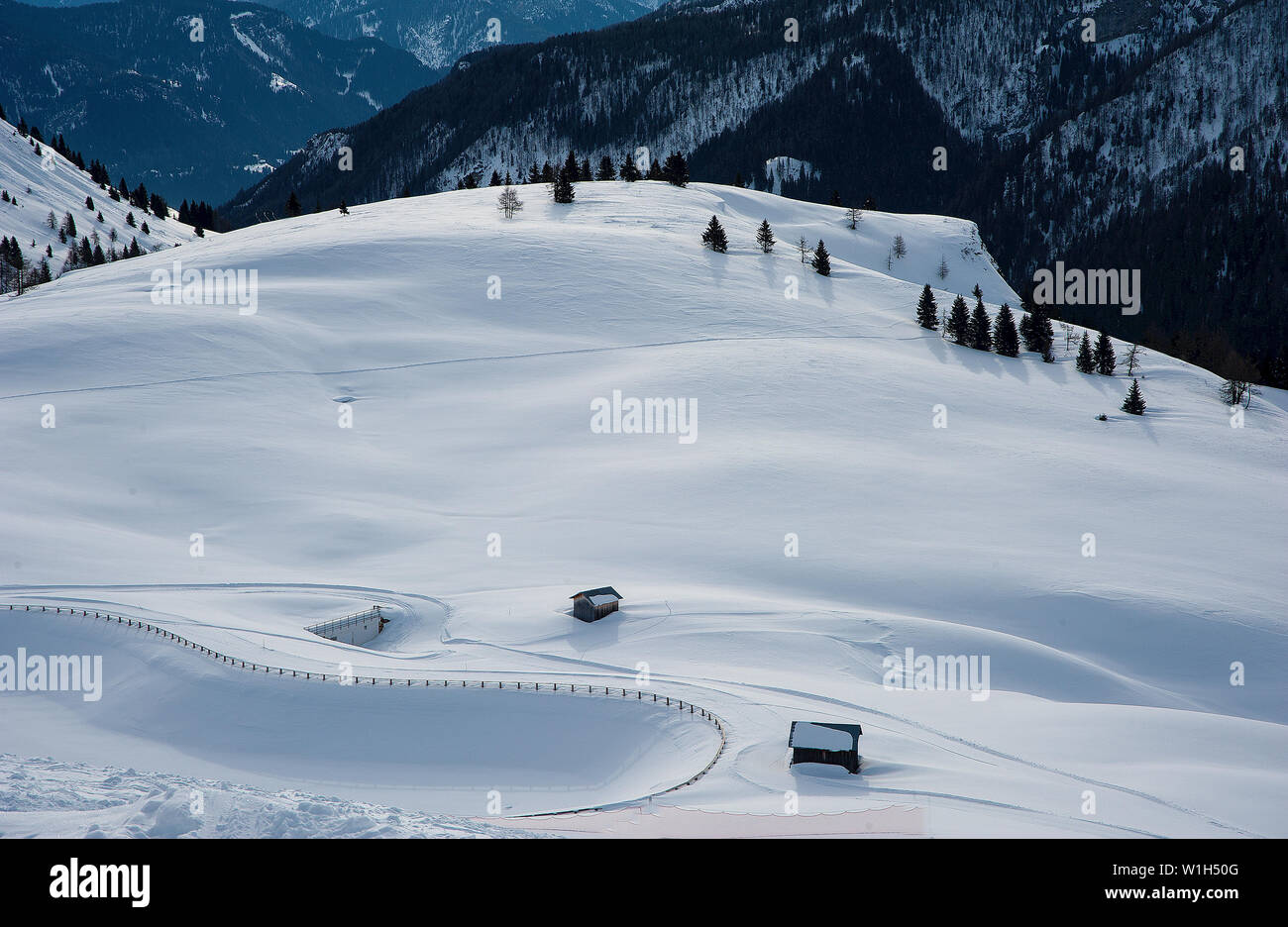 Ein paar Schnee Hütten stehen still in einem Schneefeld entlang der Sella Ronda in die italienischen Dolomiten zwischen Arabba und Corvara. (C) 2013 Tom Kelly Stockfoto