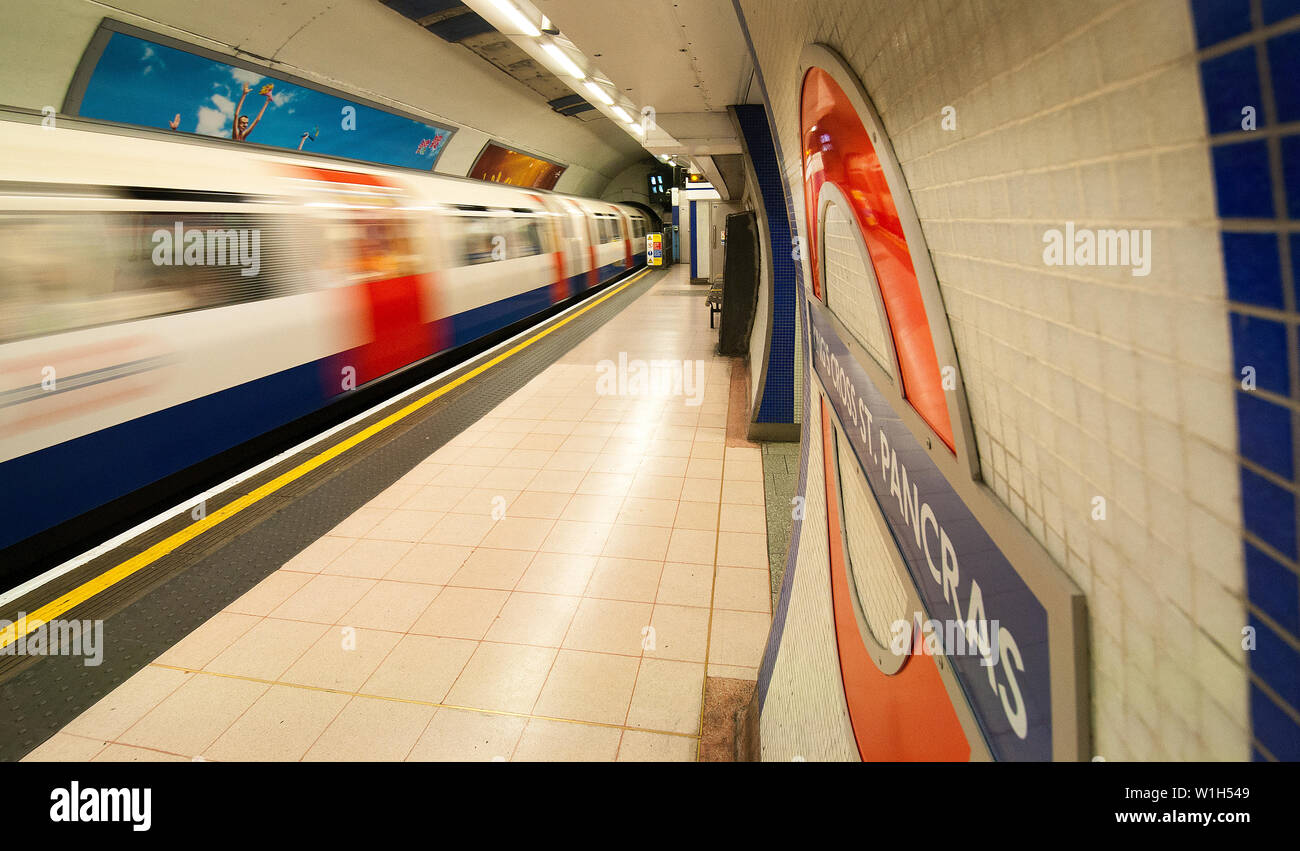 Eine Beschleunigung Picadilly Linie Zug brüllt aus der King's Cross St. Pancras U-Bahn Station in London, während der Olympischen Spiele 2012. (C) 2012 Tom Stockfoto