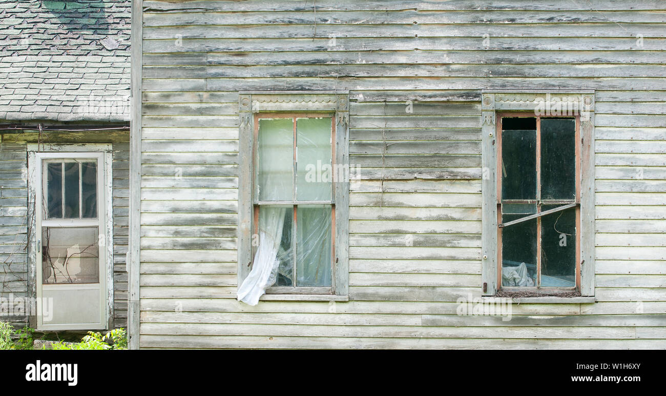 Windows auf der Vergangenheit. Der Wind bläst durch ein offenes Fenster in einem verlassenen Haus in ländlichen Vernon County, Wisconsin entlang der Kickapoo River. # Hinterstraße Stockfoto